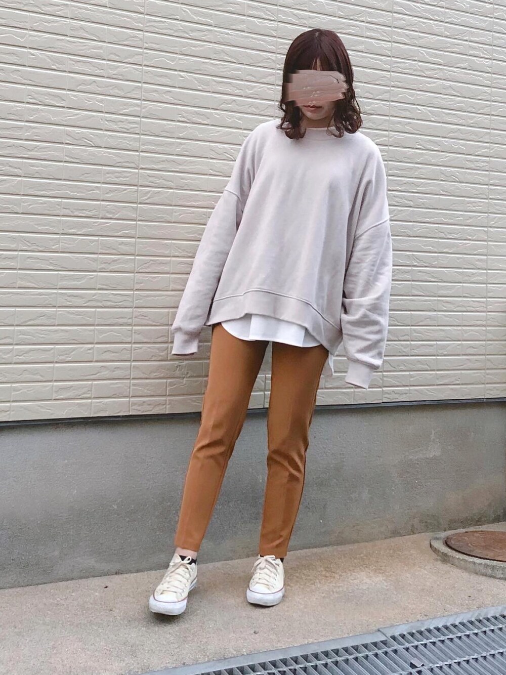 グレー系のスウェット、グレー系のスウェット、ホワイト系のTシャツ/カットソーを着用したレディースの秋コーディネートの1枚目の写真