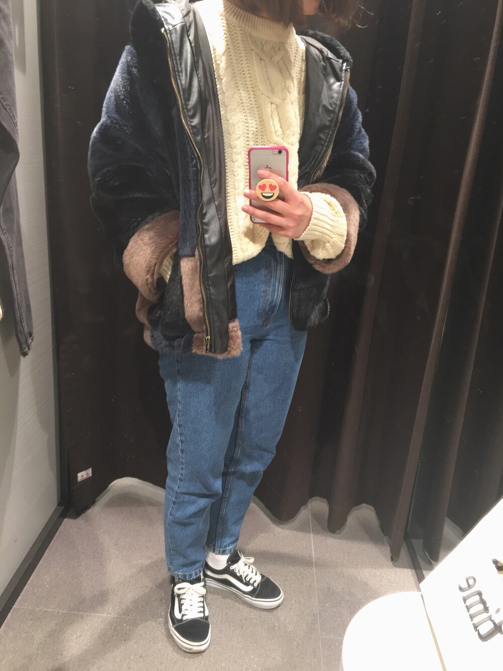 「古着、ZARA、ファーコート、テーパードデニム、マムジーンズ、oldskool、ニット、カジュアル、冬コーデ」｜「ZARAのアイテム（デニムパンツ、ブルー系）」を使った、Madokaさん（レディース・168cm）の冬コーディネートの1枚目の写真
