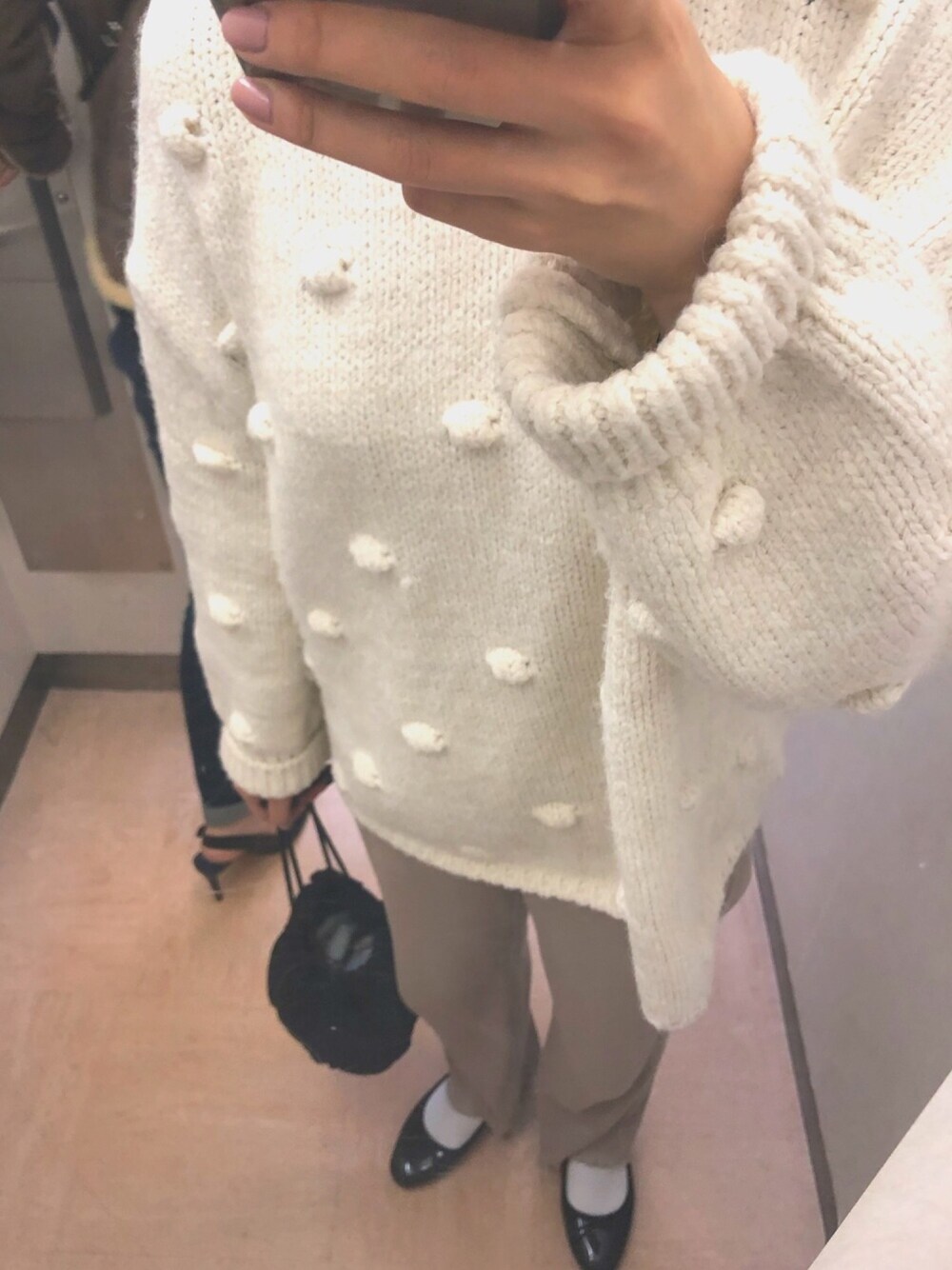 「ワントーンコーデ、converse、ZARA、Another Edition、白ニット、リブパンツ、バレエシューズ」｜「Another Editionのテレコイージーパンツ（その他パンツ、ベージュ系）」を使った、ういおさん（レディース・156cm）の冬コーディネートの1枚目の写真