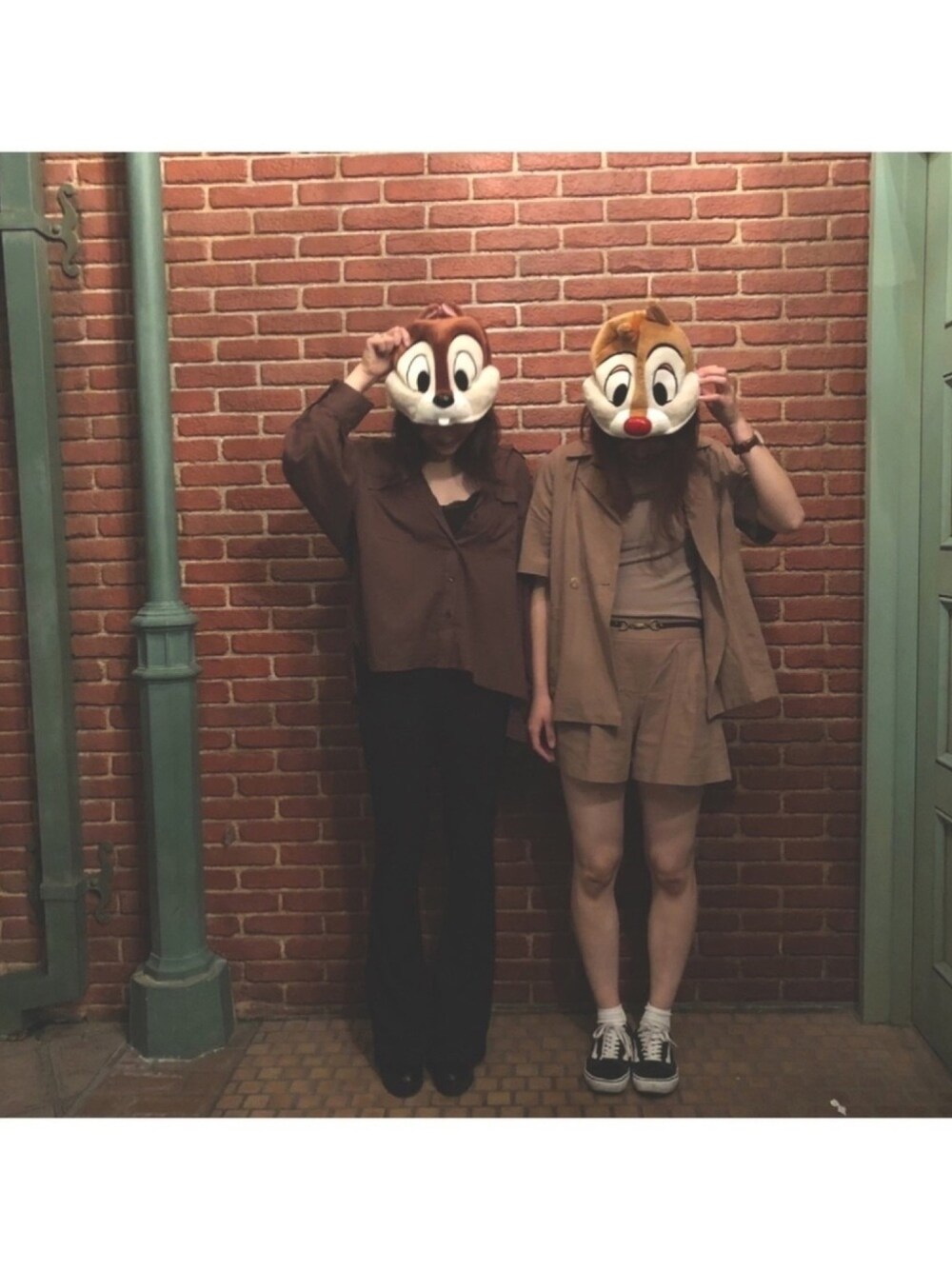 「ディズニーコーデ、ディズニー、チップとデール、シンプル、ブラウン、RiLi STORE、VANS、Daniel Wellington、LOWRYS FARM、Kastane」｜「VANSのVANS ヴァンズ OLD SKOOL DX オールドスクール DX V36CL+ BLACK（スニーカー、ブラック系）」を使った、miyabiさん（レディース・168cm）の冬コーディネートの1枚目の写真