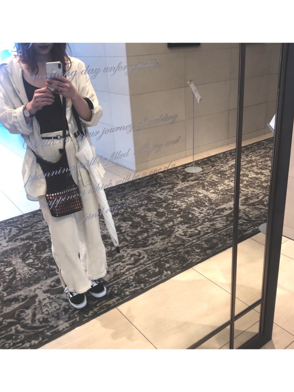 「大人カジュアル、シンプル、ベージュ、ブラウン、moussy、archives、VANS、Kastane、GU、おしゃれさんと繋がりたい」｜「archivesのクリアポーチ付きネットショルダー（ショルダーバッグ、ブラウン系）」を使った、miyabiさん（レディース・168cm）の春コーディネートの1枚目の写真