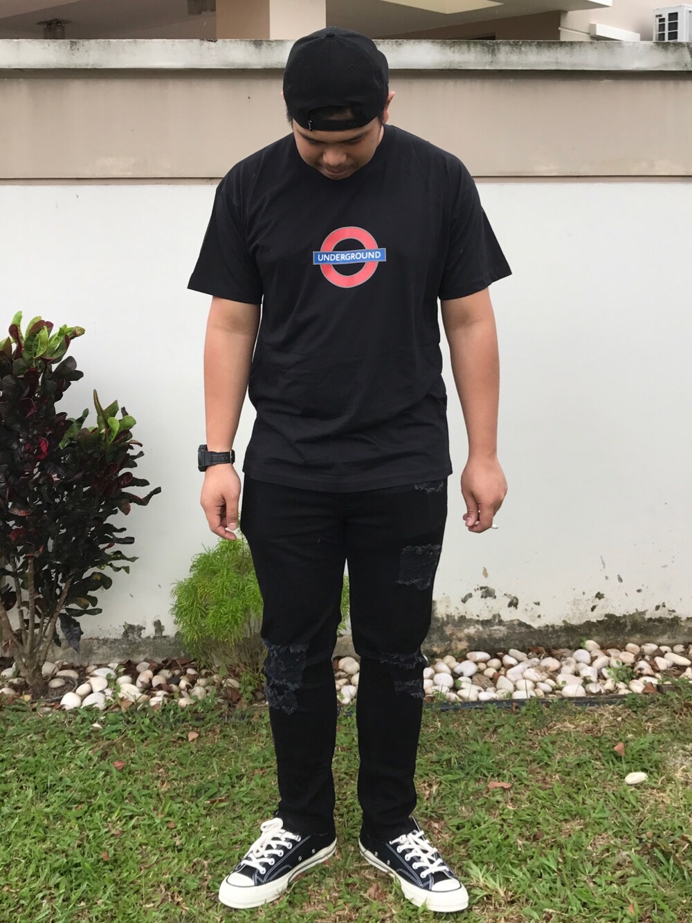 「supreme、Bape、NEIGHBORHOOD、converse、gshock、ootd、outfit、denim、sneakers、streetstyle」｜「UNDERGROUNDのアイテム（Tシャツ/カットソー、ブラック系）」を使った、Shafiq Sulaimanさん（メンズ・168cm）の冬コーディネートの1枚目の写真