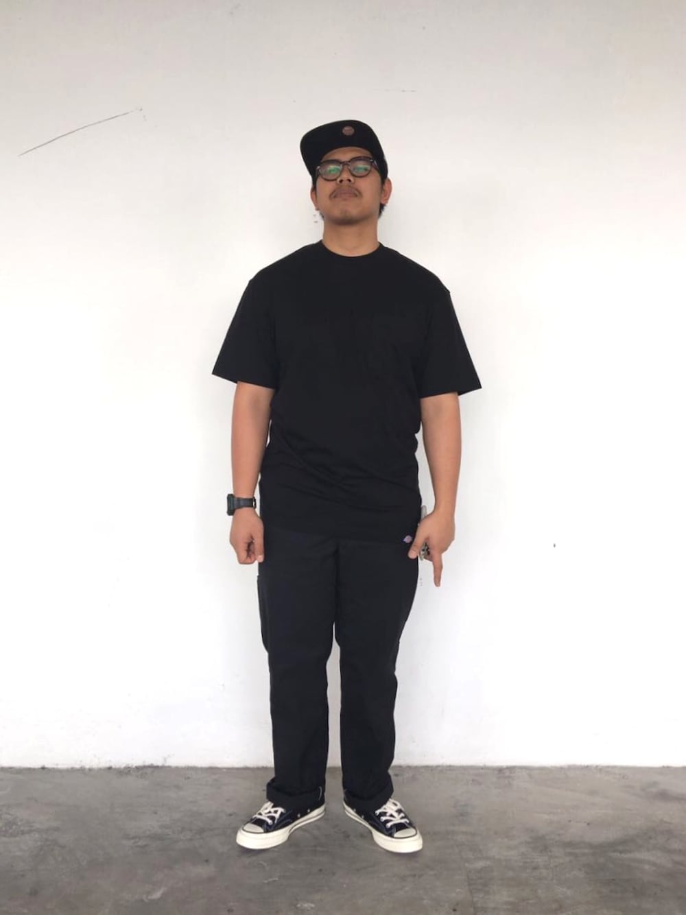 ブラック系のTシャツ/カットソー、ブラック系のその他パンツ、ホワイト系のスニーカーを着用したメンズの冬コーディネートの1枚目の写真