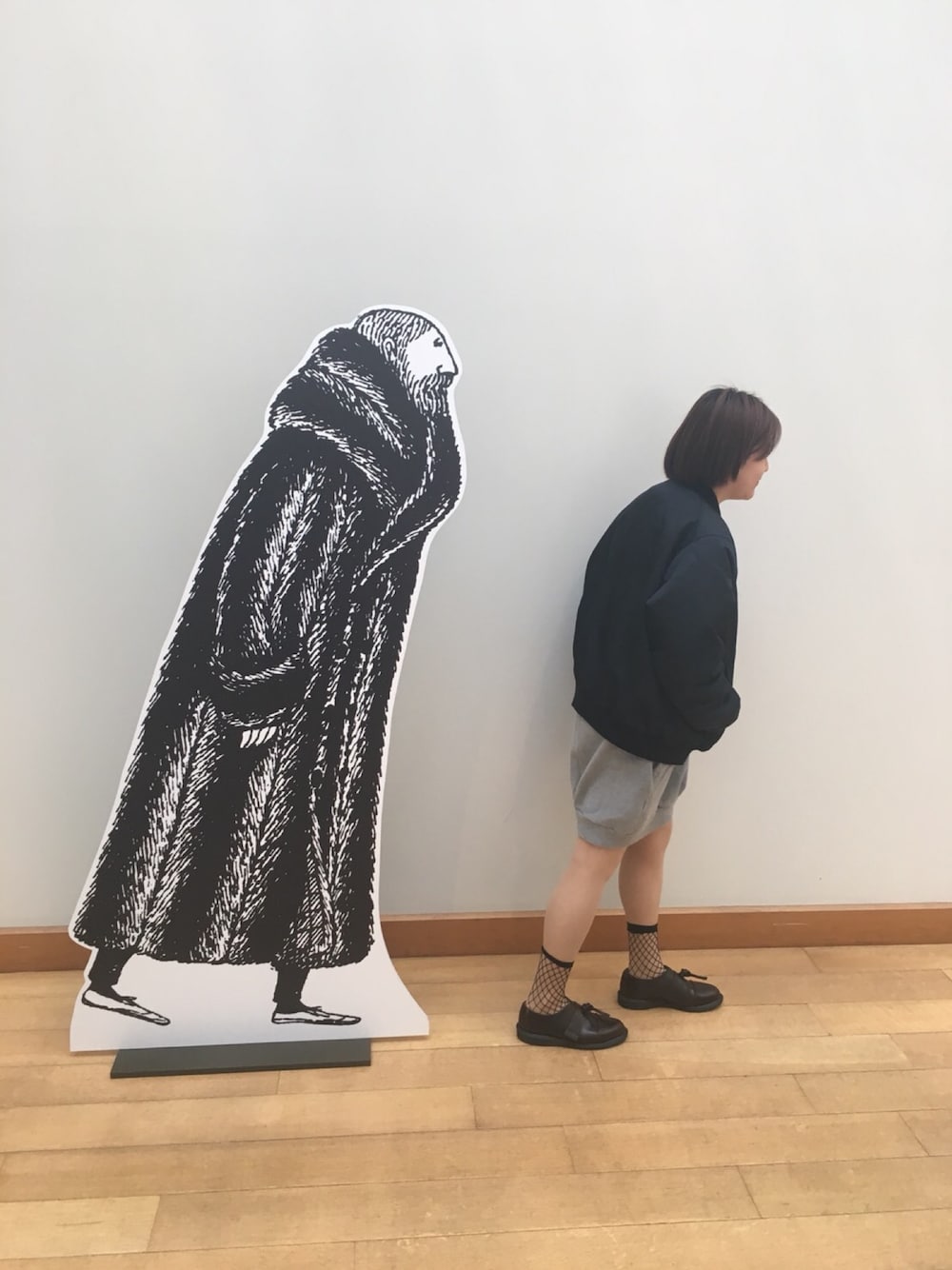 「エドワードゴーリー」｜「NICK NEEDLESのアイテム（MA-1、ブラック系）」を使った、しまだちこさん（レディース・160cm）の秋コーディネートの1枚目の写真