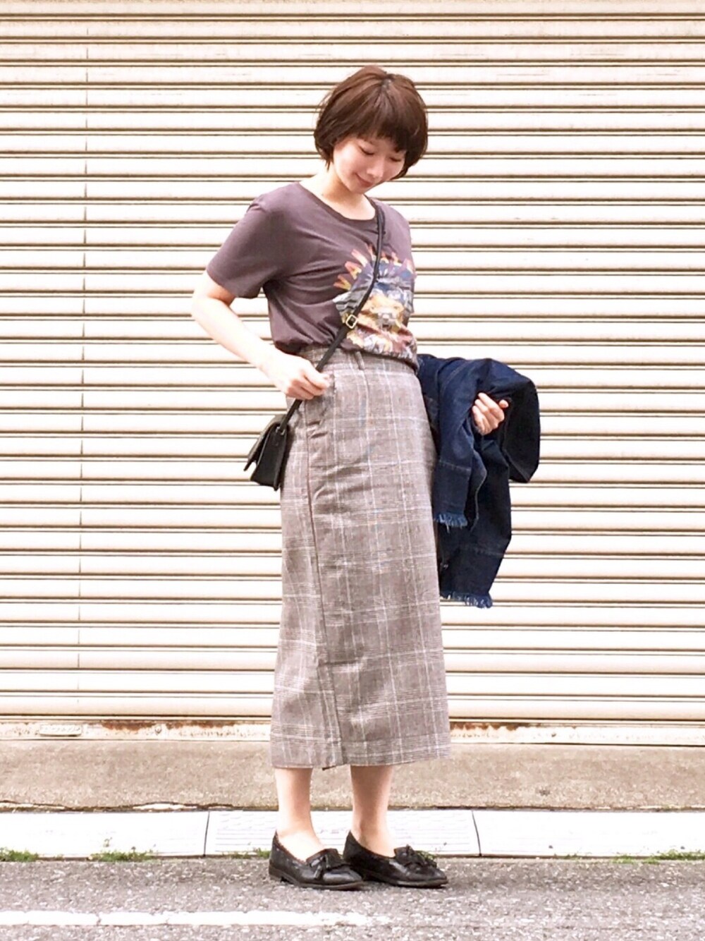 「春コーデ、夏コーデ、グレンチェックスカート、グレーコーデ、バンドTシャツ、ローファー、大人カジュアル、タイトスカート、デニムジャケット、アイラブメンズライク」｜「SPIGAのﾍﾞﾙﾄ付ﾐﾄﾞﾙ丈SK（スカート、グレー系）」を使った、☺︎由佳☺︎さん（レディース・160cm）の春コーディネートの1枚目の写真