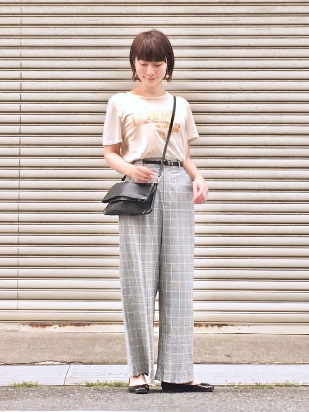 「春コーデ、夏コーデ、グレンチェック柄パンツ、グレー、白Tシャツ、ロゴTシャツ、大人カジュアル、シンプルコーデ、休日スタイル、メンズライク」｜「GUのアイテム（その他パンツ、グレー系）」を使った、☺︎由佳☺︎さん（レディース・160cm）の春コーディネートの1枚目の写真