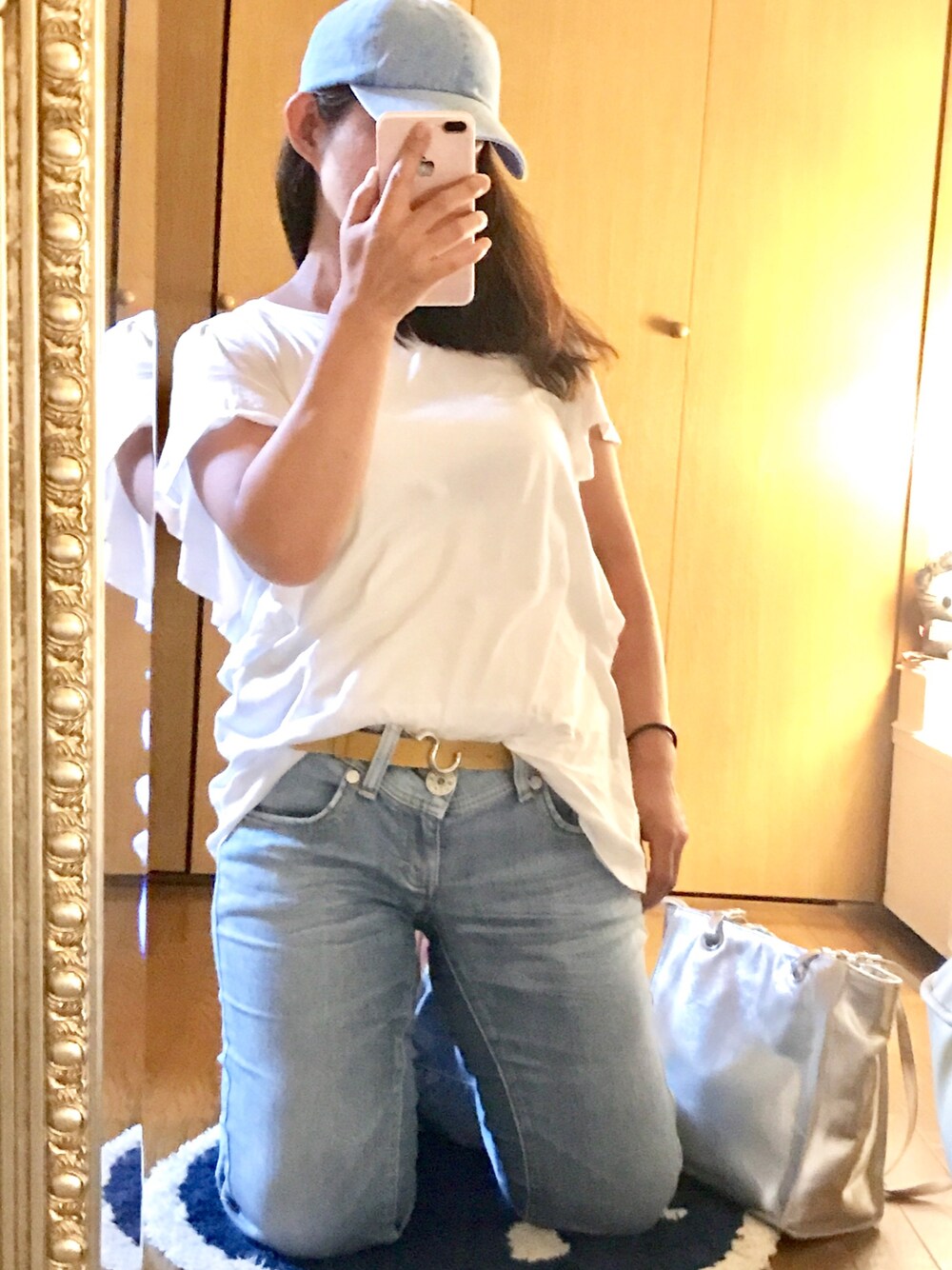 ホワイト系のTシャツ/カットソー、ブルー系のデニムパンツ、その他のサンダルを着用したレディースの夏コーディネートの1枚目の写真