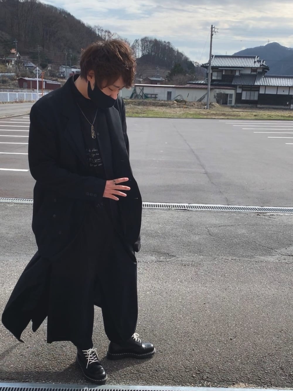 ブラック系のシャツ/ブラウス、ブラック系のパンツ、ブラック系のドレスシューズを着用したメンズの春コーディネートの1枚目の写真