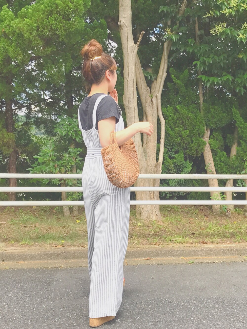 「夏セールで買いました、夏、カジュアルコーデ、オトナ女子、ラフ、おだんごヘアー、厚底サンダル、サロペット、おしゃれさんと繋がりたい、かごバッグ」｜「FOREVER 21のアイテム（サロペット/オーバーオール、ホワイト系）」を使った、ayumiさん（レディース・160cm）の夏コーディネートの1枚目の写真