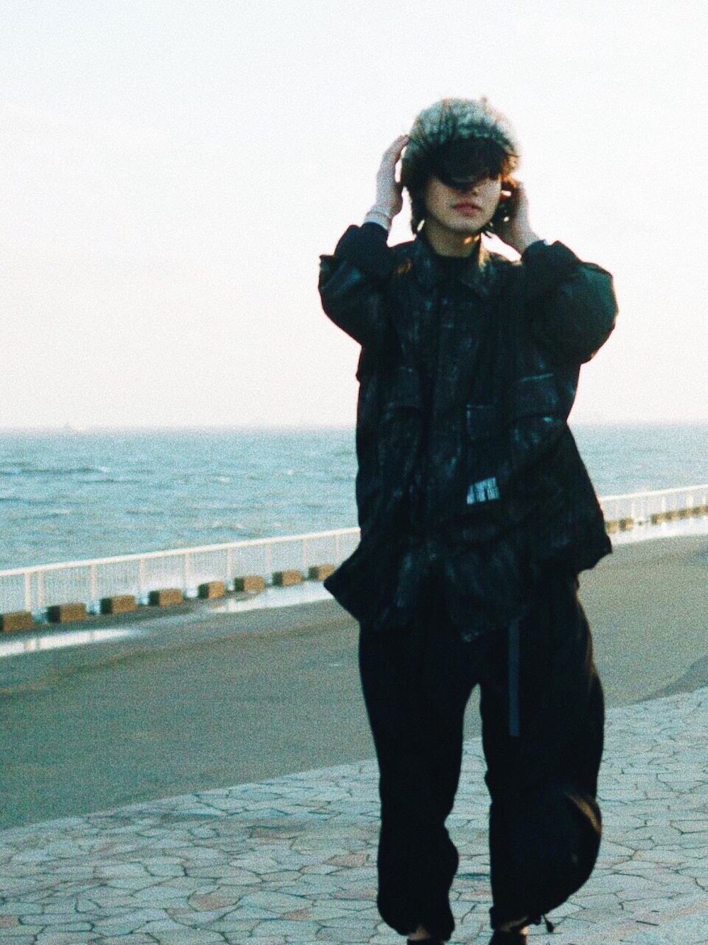 「ゆるコーデ、モノトーンコーデ、yohjiyamamoto、モード、ootd、はるコーデ」｜「Yohji Yamamotoのアイテム（パンツ、ブラック系）」を使った、YU TSUDUKIさん（メンズ・173cm）の冬コーディネートの1枚目の写真
