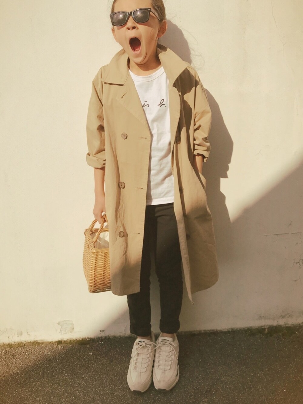 ホワイト系のTシャツ/カットソー、ベージュ系のスニーカーを着用したキッズの春コーディネートの1枚目の写真