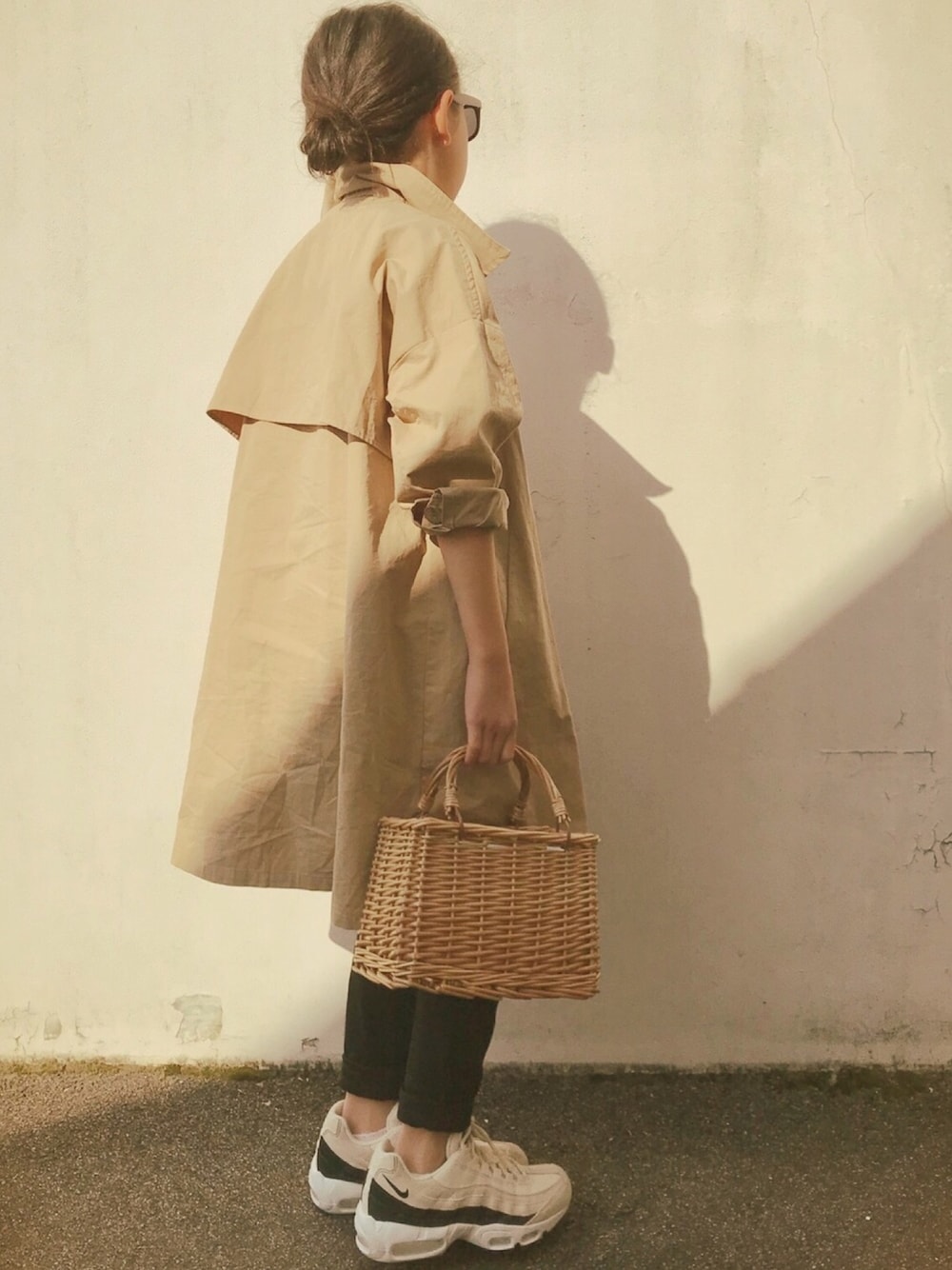 ベージュ系のスニーカーを着用したキッズの春コーディネートの1枚目の写真