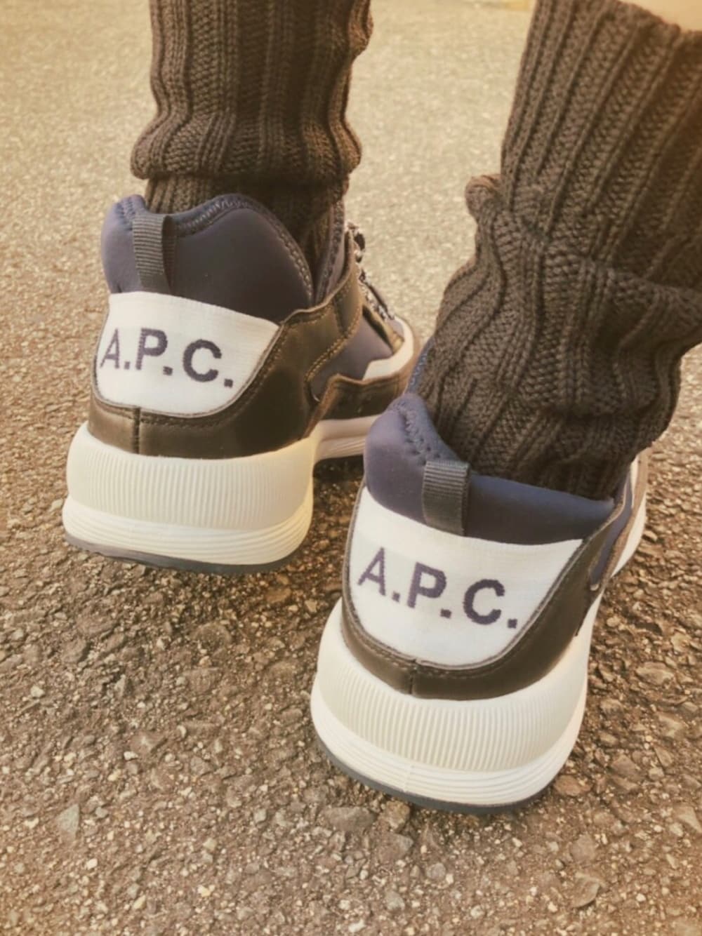 「A.P.C.のSNEAKERS NAOMIE（スニーカー、ブルー系）」を使った、micooさん（レディース・150cm）の春コーディネートの1枚目の写真