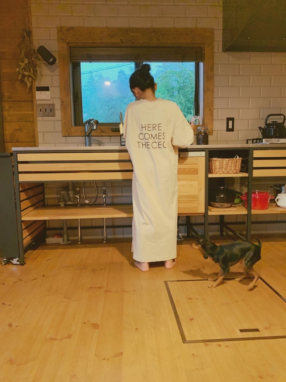 「部屋着、秋のコーデ」｜「coenの【新色ブラウン登場・ママとお揃い可能・coen キッズ / ジュニア】バックロゴTワンピース（カットソーワンピース）（ワンピース、ベージュ系）」を使った、micooさん（キッズ・130cm）の秋コーディネートの1枚目の写真