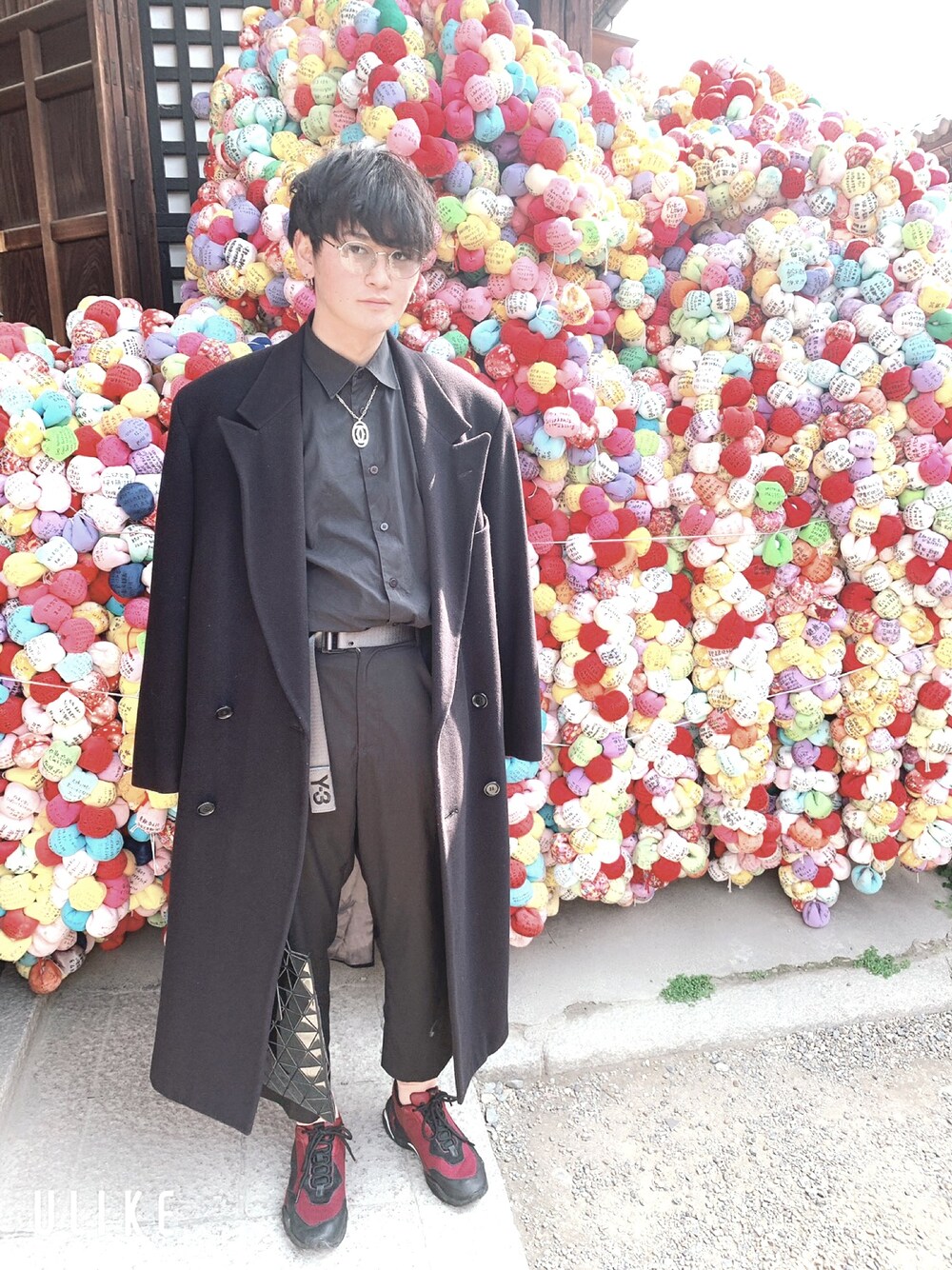 「ブラックコーデ、京都、モード」｜「EMPORIO ARMANIのアイテム（チェスターコート、ブラック系）」を使った、すんすんさん（メンズ・178cm）の春コーディネートの1枚目の写真