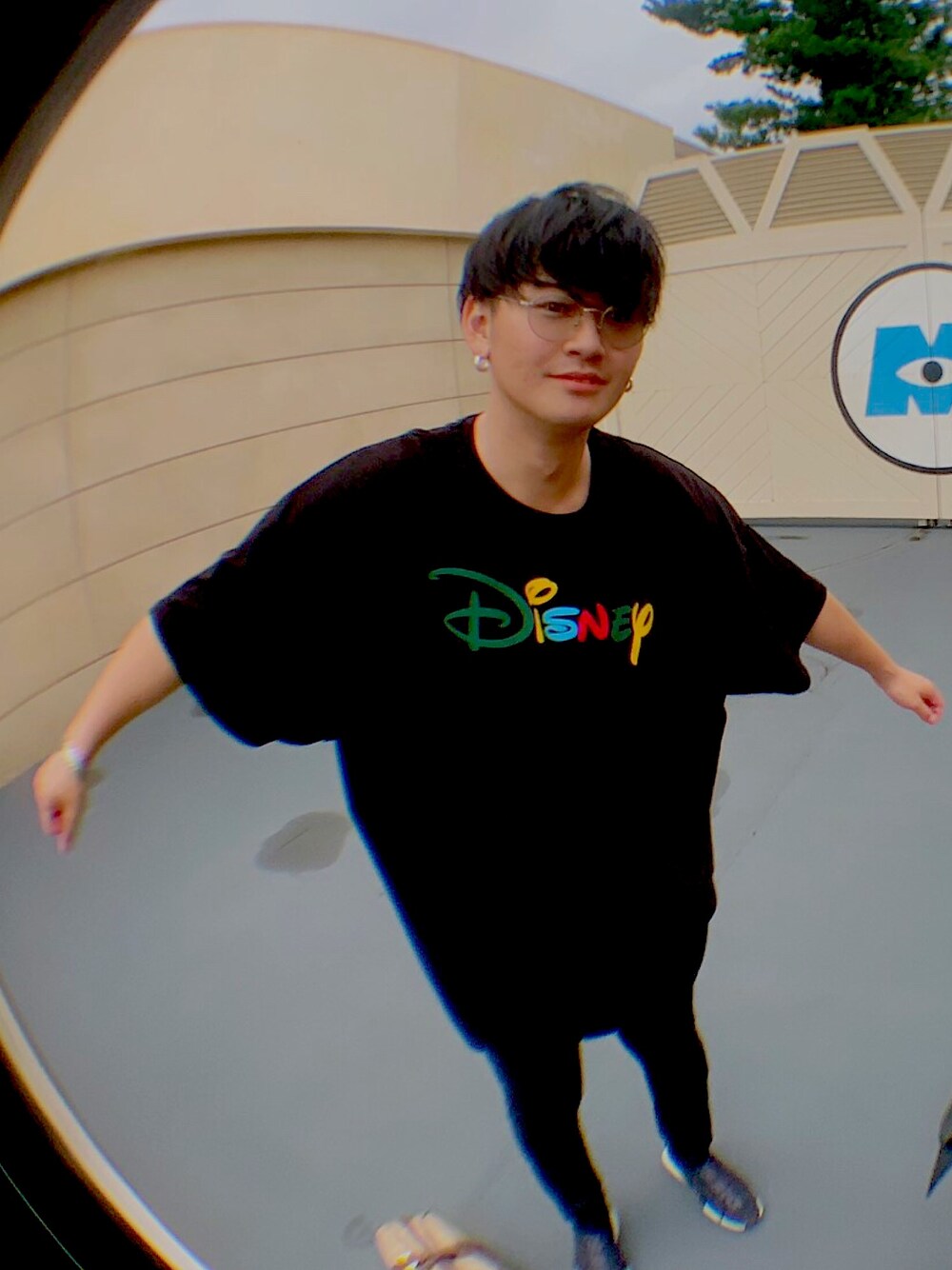 「ディズニー、ディズニーコーデ、ブラックコーデ、シンプル、黒スキニー」｜「asosのASOS DESIGN Disney oversized t-shirt with rainbow text（Tシャツ/カットソー、ブラック系）」を使った、すんすんさん（メンズ・178cm）の秋コーディネートの1枚目の写真