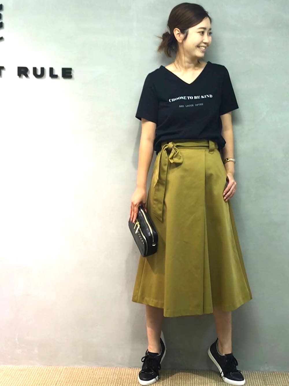 ブラック系のTシャツ/カットソー、ベージュ系のスカート、ブラック系のショルダーバッグを着用したレディースの夏コーディネートの1枚目の写真