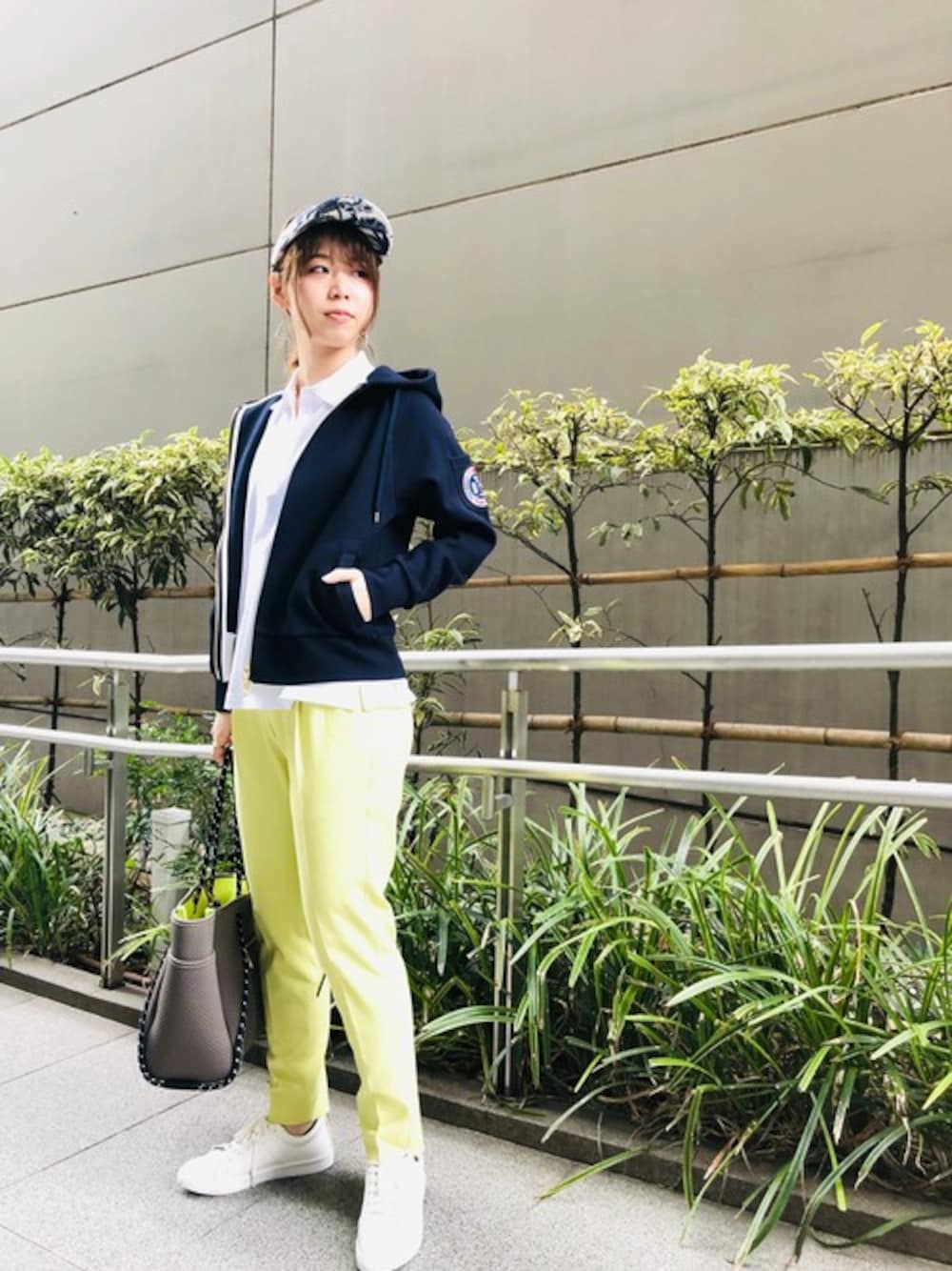 ホワイト系のTシャツ/カットソー、イエロー系のその他パンツ、ブルー系のパーカーを着用したレディースの春コーディネートの1枚目の写真