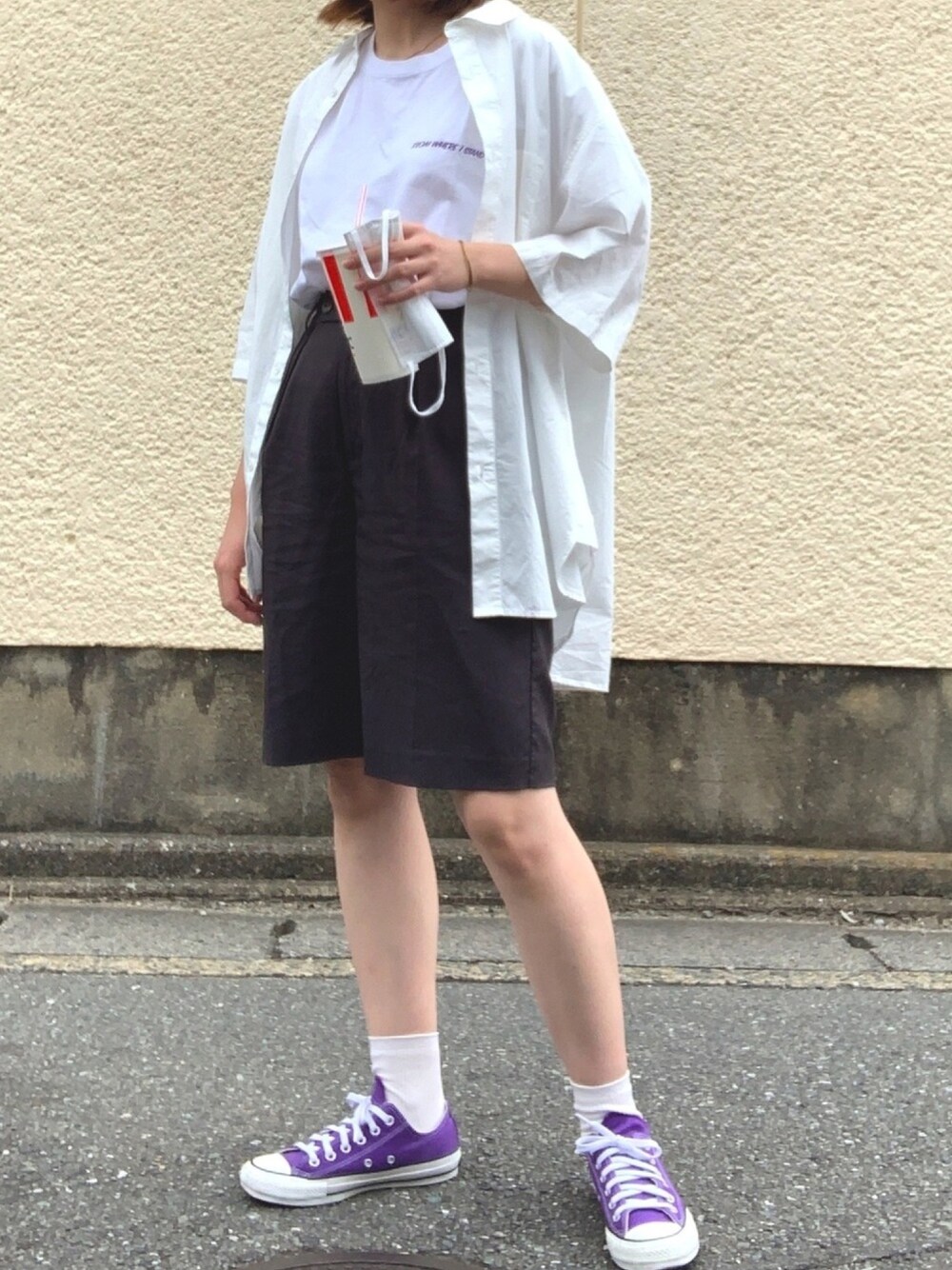 「コンバース、休日スタイル、ハーフパンツ、メンズライク、オーバーシャツ」｜「CONVERSEの＜CONVERSE（コンバース）＞∴ALL STAR 100 LOW オールスター スニーカー（スニーカー、パープル系）」を使った、栞さん（レディース・163cm）の秋コーディネートの1枚目の写真