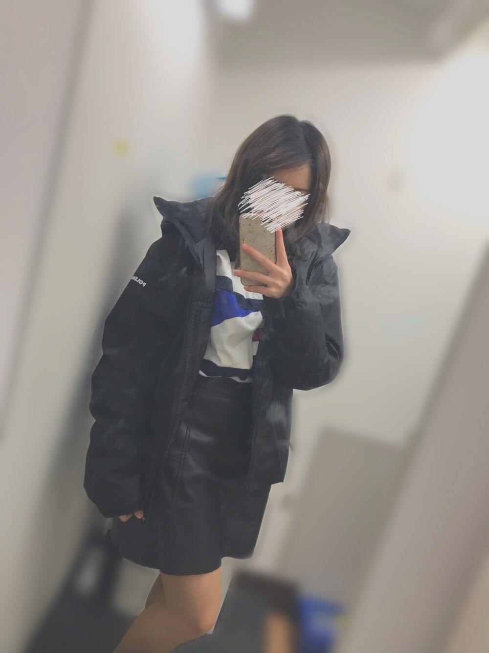 「ラガーシャツ、レザースカート、ダウン」｜「POLEWARDSのアイテム（ダウンジャケット/コート、ブラック系）」を使った、mimiさん（レディース・161cm）の冬コーディネートの1枚目の写真