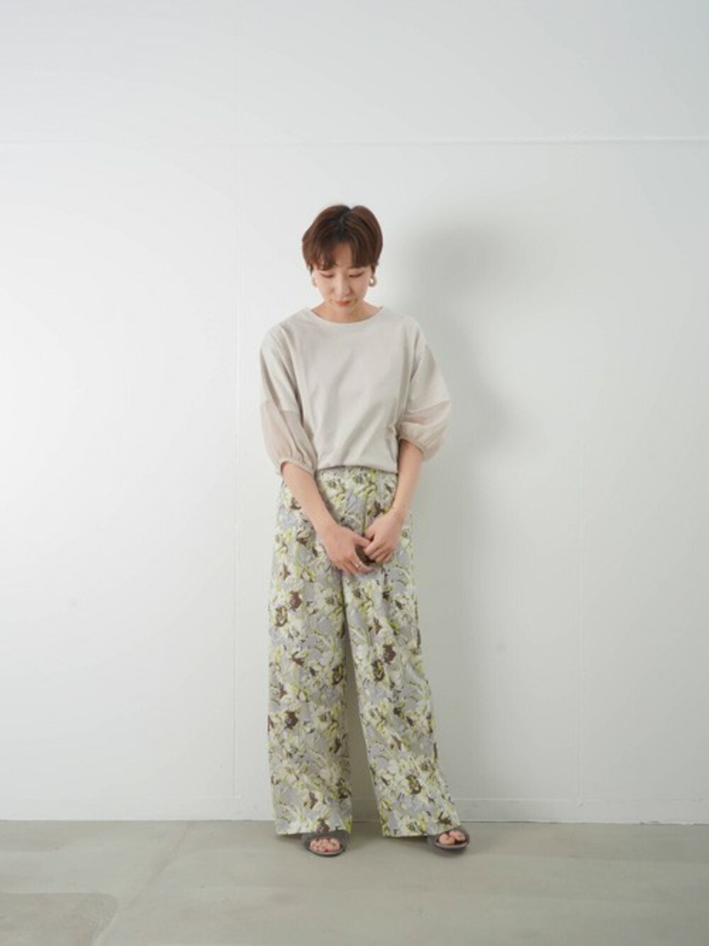 「花柄パンツ、Munich、パフスリーブ、LADY LUCK LUCA、LUCA、LUCA / LADY LUCK LUCA、malla」｜「MunichのMunich ミューニック パフスリーブプルオーバー（Tシャツ/カットソー、ホワイト系）」を使った、KOYAMAさん（レディース・158cm）の春コーディネートの1枚目の写真