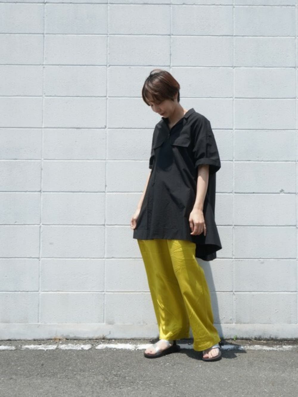 「カラーパンツ、chaco、サンダル、イージーパンツ、リラックススタイル、avie、LADY LUCK LUCA、LUCA、LUCA / LADY LUCK LUCA」｜「AVIEのAVIE アビィ 半袖チュニックシャツ（シャツ/ブラウス、ブラック系）」を使った、KOYAMAさん（レディース・158cm）の夏コーディネートの1枚目の写真