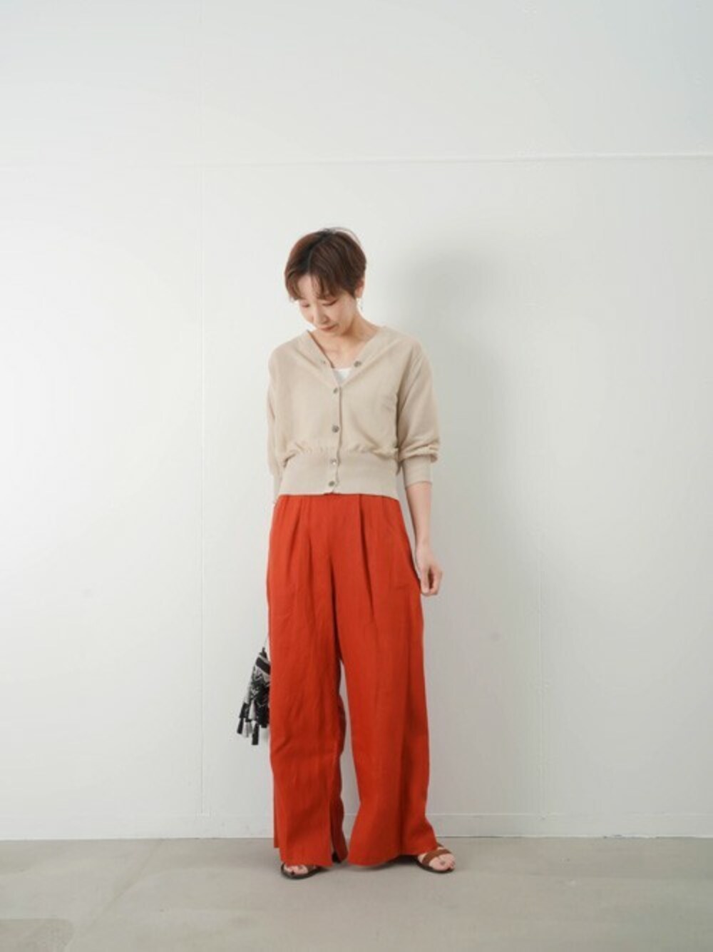 「カーディガン、カラーパンツ、ショート丈、サマーニット、Munich、リネンパンツ、LUCA、LUCA / LADY LUCK LUCA、ladyluckluca」｜「LUCA/LADY LUCK LUCAのLC/LLL 16G 和紙ショート丈Vネックカーディガン（カーディガン/ボレロ、ベージュ系）」を使った、KOYAMAさん（レディース・158cm）の夏コーディネートの1枚目の写真