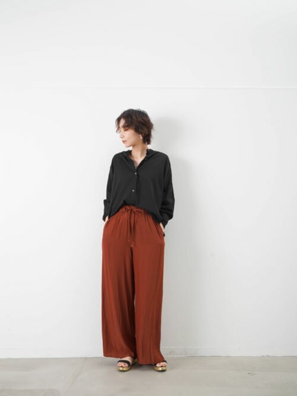 「アースカラー、サンダル、サテンパンツ、イージーパンツ、リラックススタイル、LADY LUCK LUCA、LUCA、LUCA / LADY LUCK LUCA」｜「LUCA/LADY LUCK LUCAのLC/LLL サテンイージーパンツ（その他パンツ、ブラウン系）」を使った、KOYAMAさん（レディース・158cm）の春コーディネートの1枚目の写真