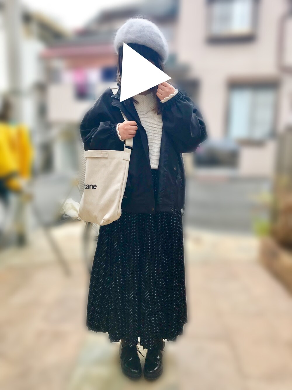 「カジュアル、ラクチンコーデ、シンプルコーデ、黒、白ニット、ベレー帽」｜「OZOCのアンゴラ混ベレー帽（ハンチング/ベレー帽、グレー系）」を使った、RiRiiさん（レディース・150cm）の冬コーディネートの1枚目の写真