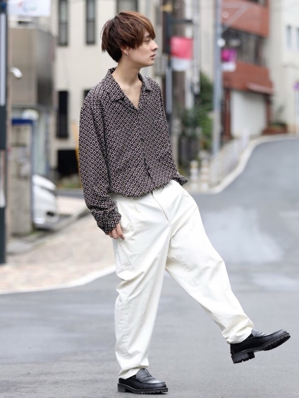 「ラブアンドピース2020、秋服準備はじめました、柄シャツ、プチプラ、ストリート、リラックススタイル、シャツスタイル、休日スタイル、白パンツ、ローファー」｜「RAGEBLUEの＜SORONA(R)使用＞チノワイドパンツ/866130（チノパンツ、ホワイト系）」を使った、冨田 幸大さん（メンズ・171cm）の夏コーディネートの1枚目の写真