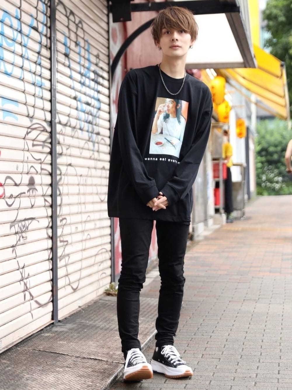 「スニーカー、ラブアンドピース2020、秋服準備はじめました、オールブラック、ロンT、プチプラ、オーバーサイズ、ワントーンコーデ、プリントT、きれいめカジュアル」｜「RAGEBLUEの【餃子の王将】コラボプリントロンT/893329（Tシャツ/カットソー、その他）」を使った、冨田 幸大さん（メンズ・171cm）の秋コーディネートの1枚目の写真