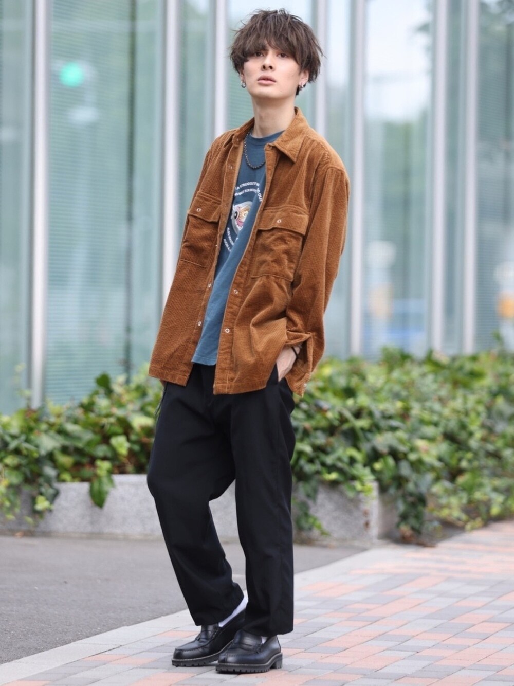 ベージュ系のシャツ/ブラウス、ブルー系のTシャツ/カットソー、ブラック系のスラックスを着用したメンズの秋コーディネートの1枚目の写真