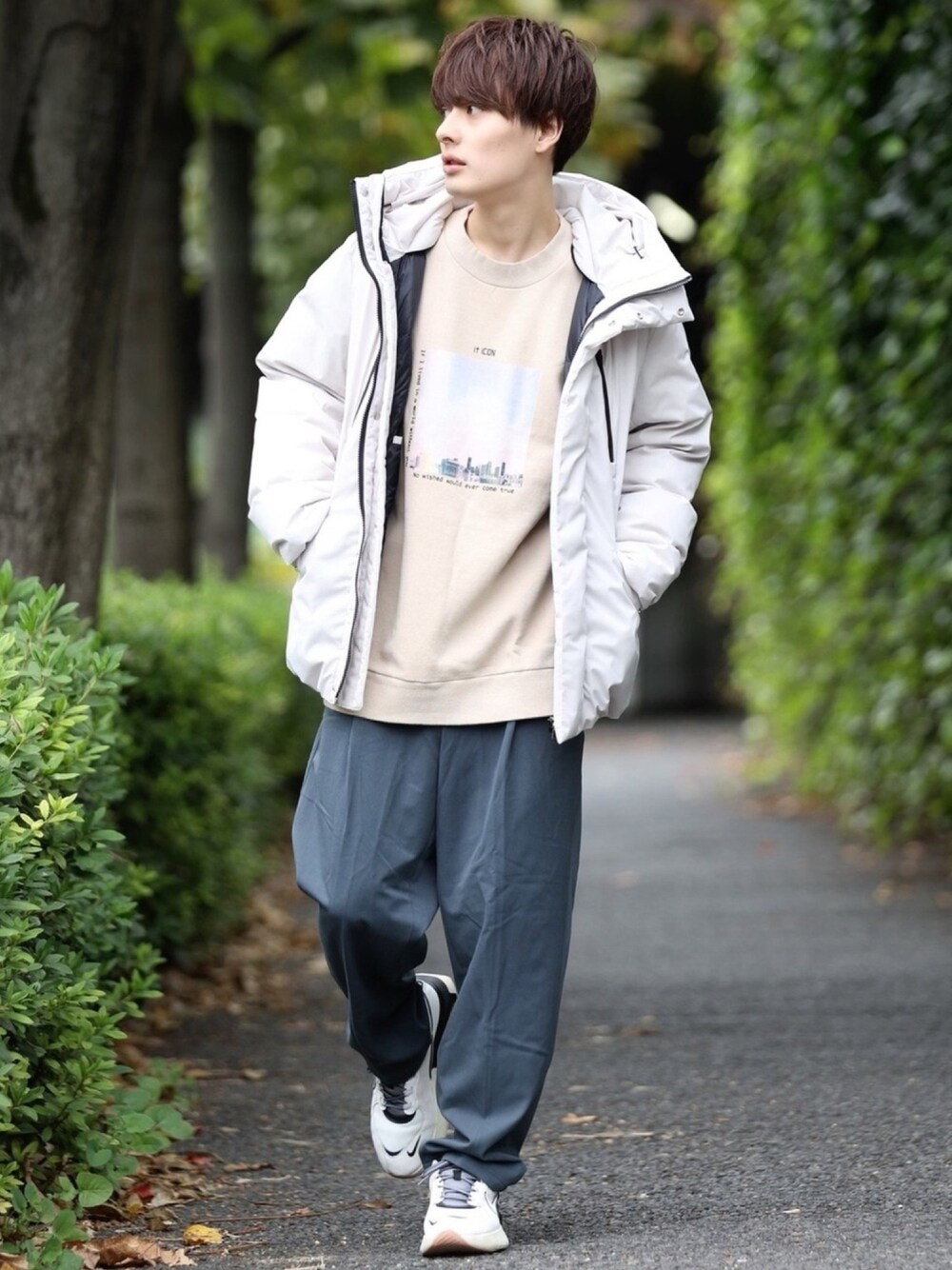 「くすみカラー、スニーカーコーデ、スウェット、ブルゾン、カラーパンツ、ゆるコーデ、NIKE、ストリート、淡色コーデ」｜「JUNREDのit iCONグラフィックモックネックスウェット（スウェット、ベージュ系）」を使った、冨田 幸大さん（メンズ・171cm）の秋コーディネートの1枚目の写真