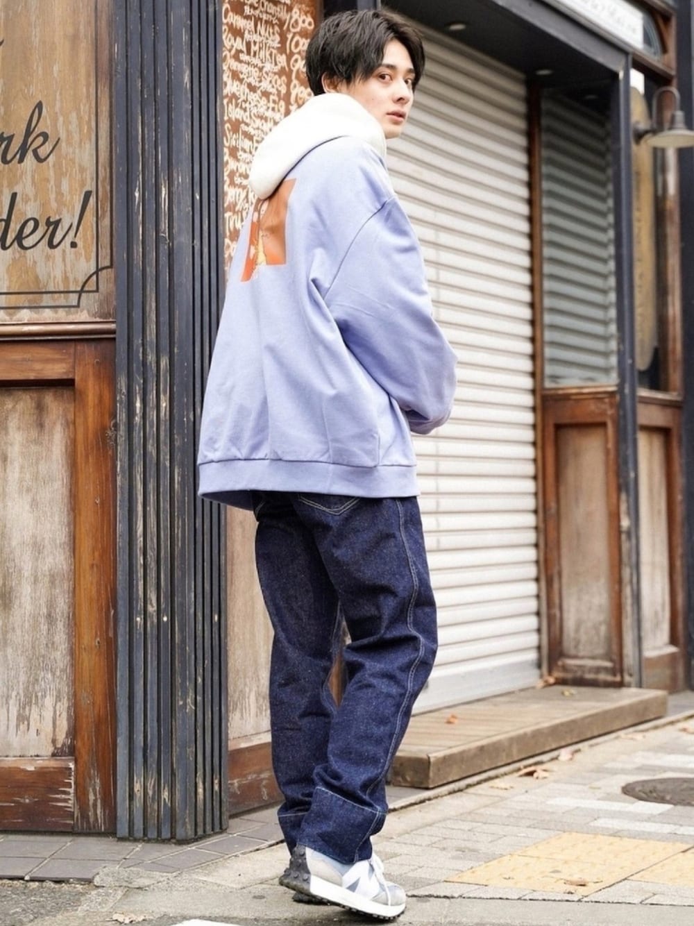「スウェパカ、白スニーカー、休日スタイル、淡色コーデ、ロゴスウェット、ストリート、ワイドパンツ、デニムパンツ、スウェット、パーカー」｜「Levi'sのLevi's(R)RED STAY LOOSE UTILITY DIAMOND BEACH（デニムパンツ、ブルー系）」を使った、冨田 幸大さん（メンズ・171cm）の冬コーディネートの1枚目の写真
