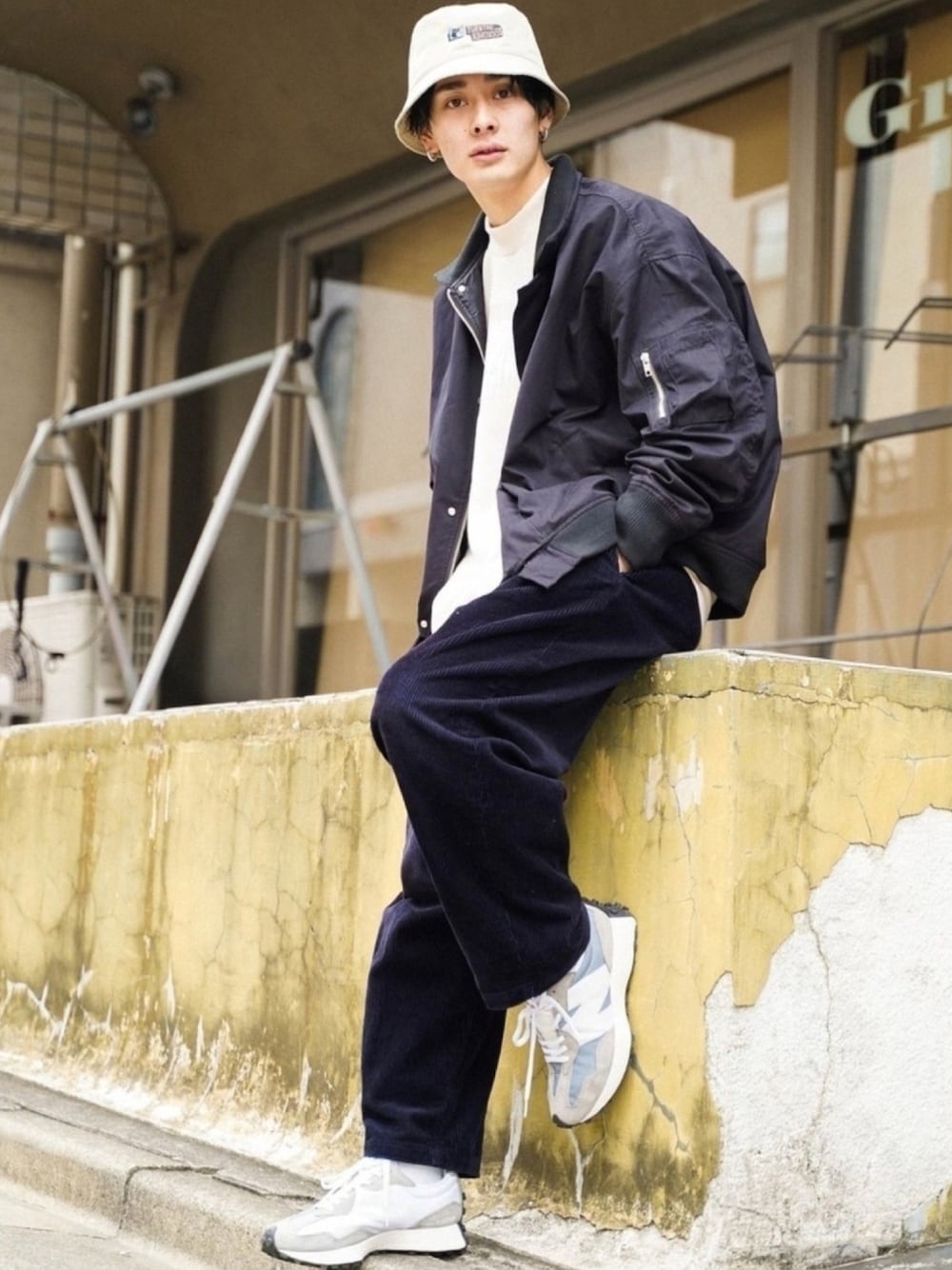 「バケットハット、ストリート、休日スタイル、コーデュロイパンツ、カラーパンツ、MA-1、スニーカー、New Balance、ハイネック、フライトジャケット」｜「CREARE -LINO-の【2021春夏】オーバーサイズ MA-1 フライトジャケット（MA-1、ブラック系）」を使った、冨田 幸大さん（メンズ・171cm）の冬コーディネートの1枚目の写真