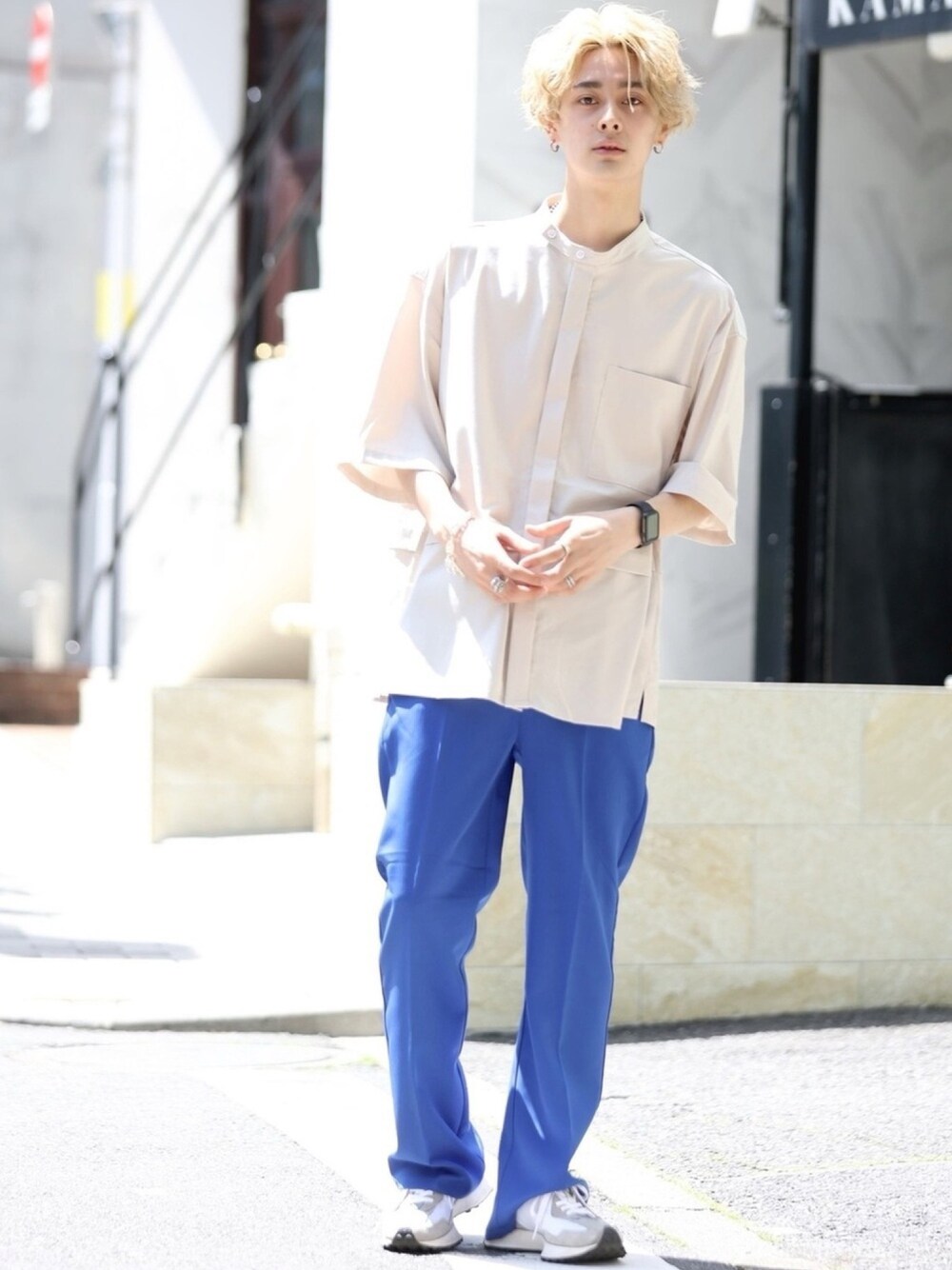 ベージュ系のシャツ/ブラウス、ブルー系のスラックス、グレー系のスニーカーを着用したメンズの春コーディネートの1枚目の写真