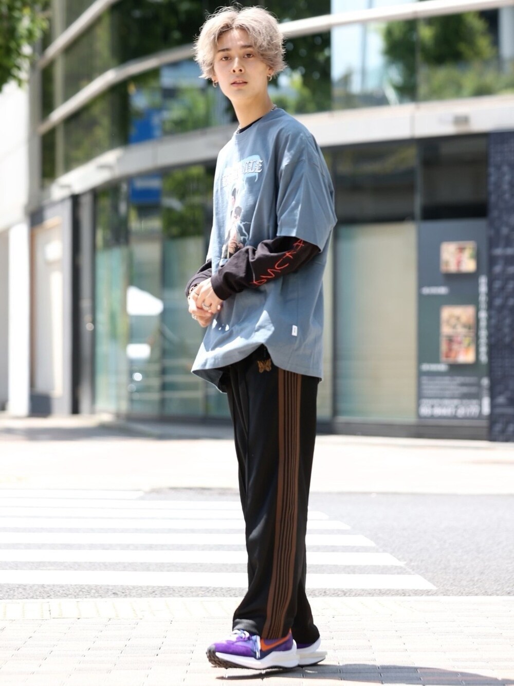 「トラックパンツ、ビックシルエット、シンプルコーデ、ロゴT、ストリート、レイヤードスタイル、スニーカー、ラインパンツ、プリントT、ゆるコーデ」｜「Needlesのアイテム（パンツ、ブラック系）」を使った、冨田 幸大さん（メンズ・171cm）の春コーディネートの1枚目の写真