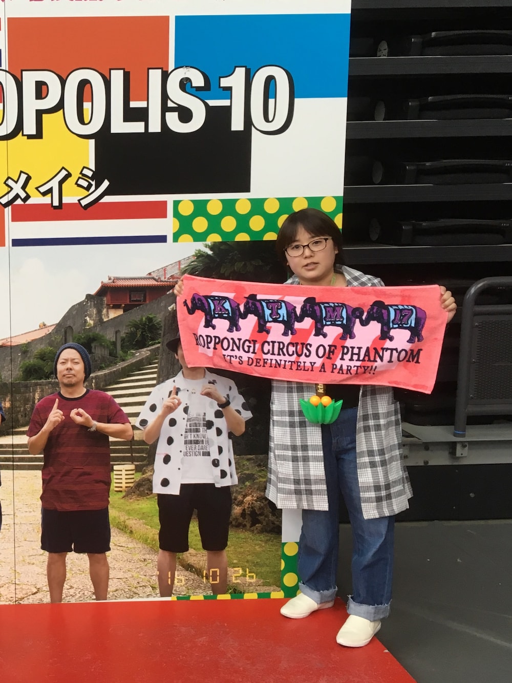 「春コーデ、デニム、チェスターコート、チエック、ライブコーデ、白スニーカー」｜「AS KNOW AS PINKYの（PH0235）爽やかCHKﾁｪｽﾀｰ（テーラードジャケット、ブラック系）」を使った、yUKi⚾️さん（レディース・143cm）の春コーディネートの1枚目の写真