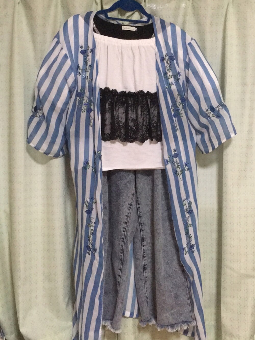 「デニム、刺繍、ケミカルウォッシュ、Tシャツ、ストライプ、スニーカー」｜「w closetのケミカルウォッシュデニムパンツ（デニムパンツ、ブルー系）」を使った、yUKi⚾️さん（レディース・143cm）の夏コーディネートの1枚目の写真