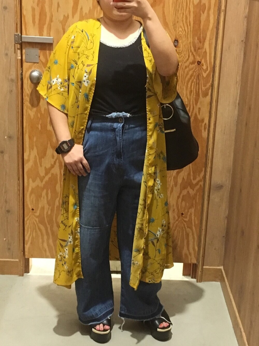 「カジュアル、デニムパンツ、ガウン、秋コーデ、低身長、バケツバッグ」｜「earth music&ecologyの衿ぐりビーズ/TT（タンクトップ、ブラック系）」を使った、yUKi⚾️さん（レディース・143cm）の夏コーディネートの1枚目の写真