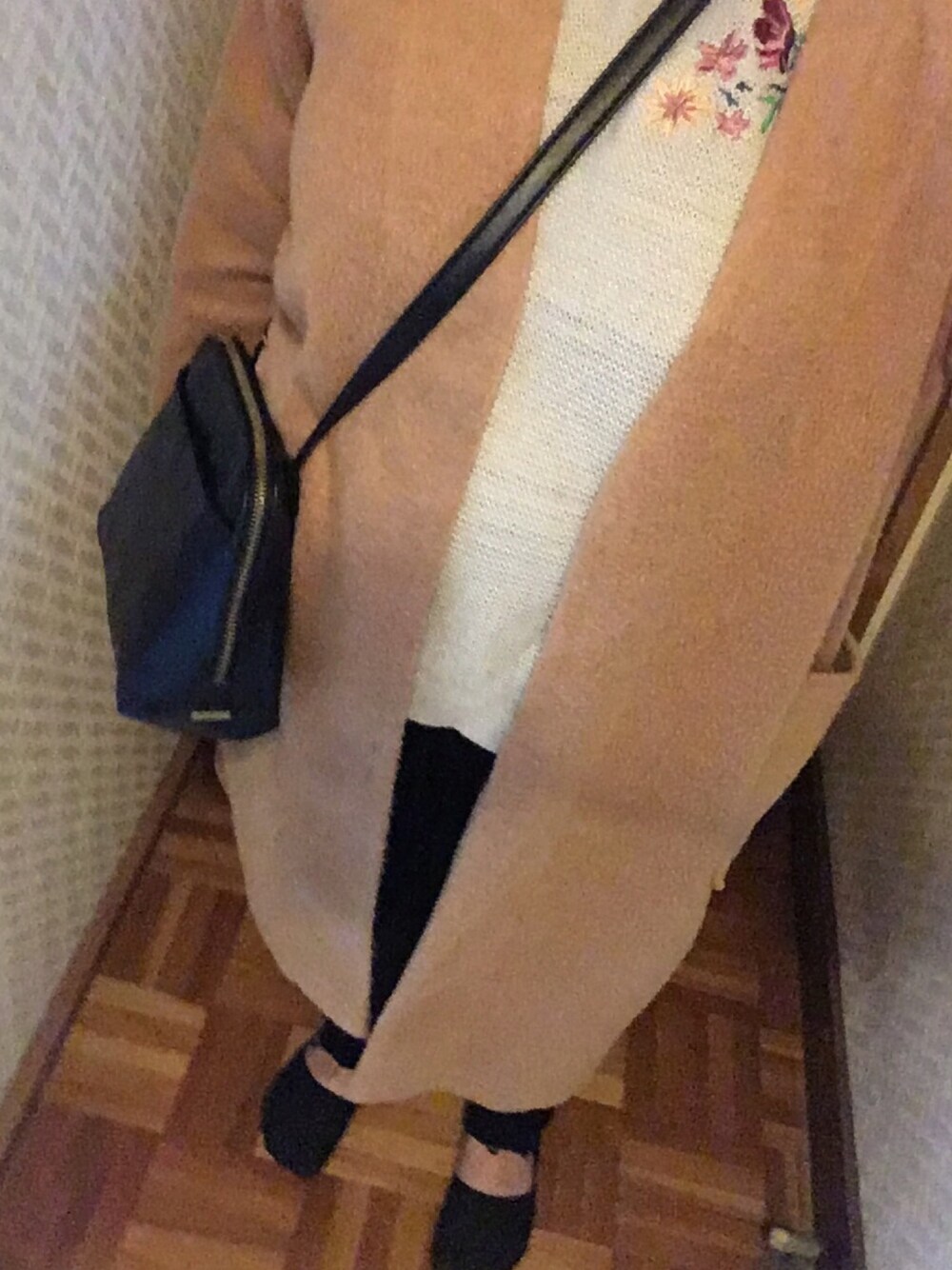 「カジュアルコーデ、シンプルコーデ、おしゃれさんと繋がりたい、休日スタイル、低身長、ブラックスキニー、ラクチンコーデ」｜「UNIQLOのウルトラストレッチジーンズ(カットオフ)（デニムパンツ、ブラック系）」を使った、yUKi⚾️さん（レディース・143cm）の秋コーディネートの1枚目の写真