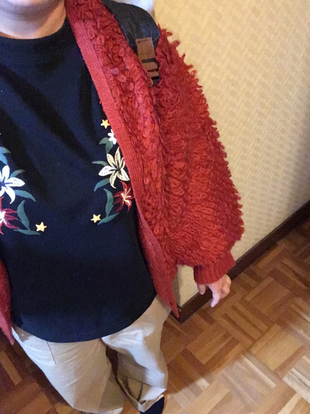 「シンプル、スニーカーコーデ、ベージュパンツ、休日コーデ、低身長、おしゃれさんと繋がりたい」｜「E hyphen world galleryのループ編みVネックゆるカーディガン（カーディガン/ボレロ、オレンジ系）」を使った、yUKi⚾️さん（レディース・143cm）の冬コーディネートの1枚目の写真