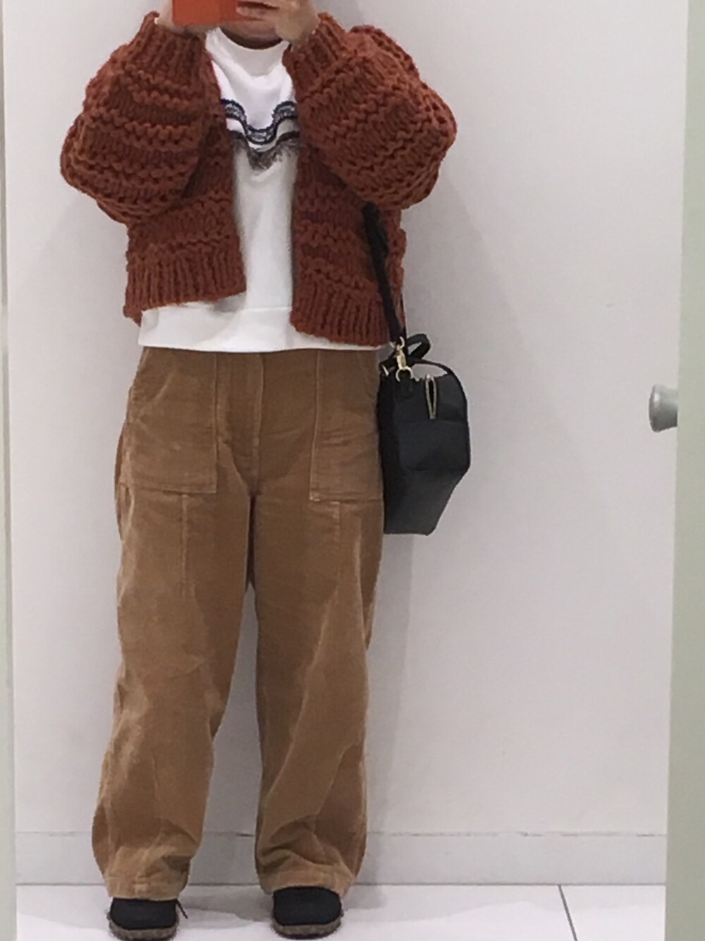 「冬コーデ、おしゃれさんと繋がりたい、コーデュロイパンツ、ゆるゆるニット、シンプルコーデ」｜「NIKEの★SALE対象外★NIKE ウィメンズワッフルレーサー 881183（スニーカー、ブラック系）」を使った、yUKi⚾️さん（レディース・143cm）の冬コーディネートの1枚目の写真