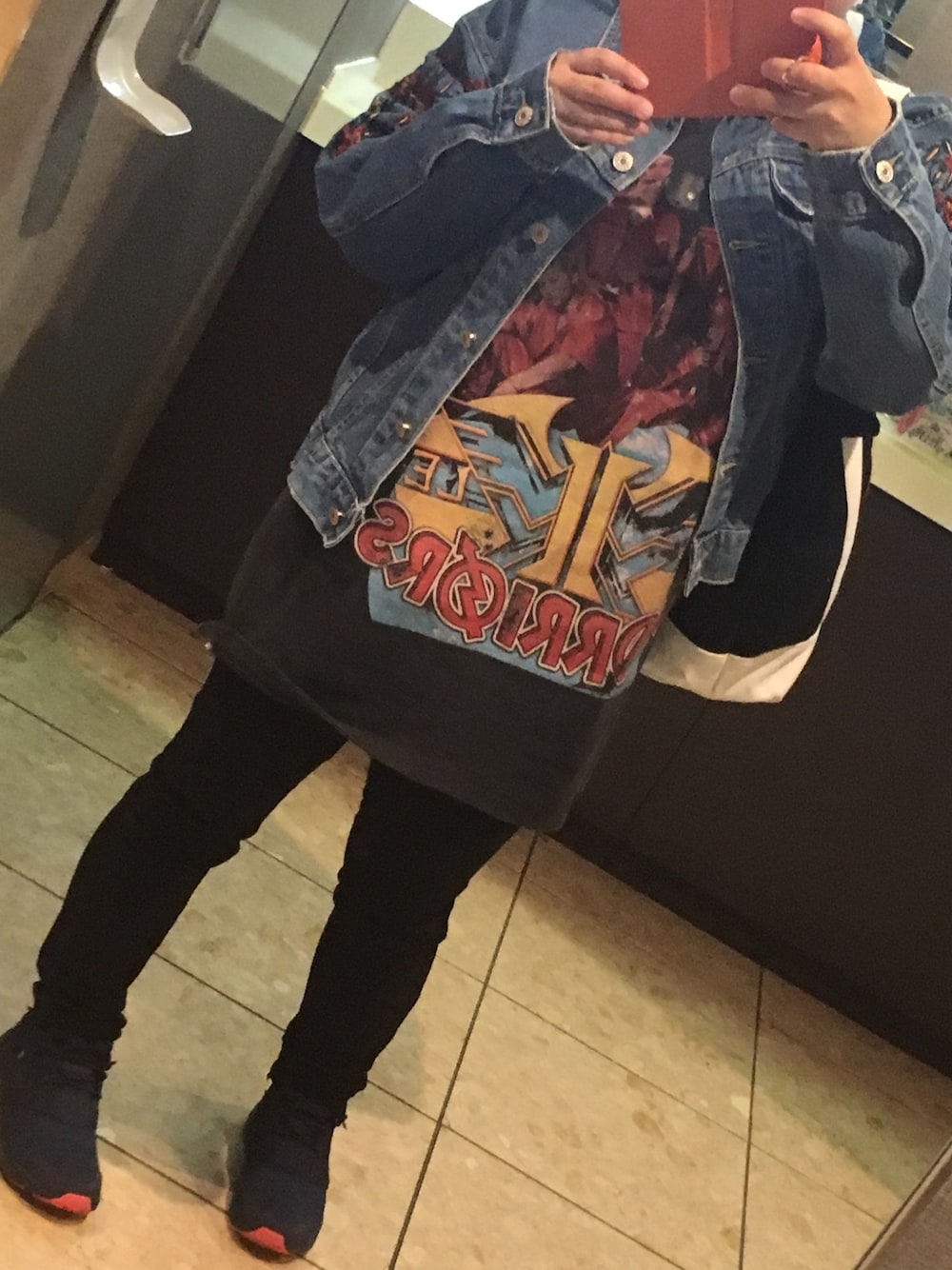 「スニーカー、ライブスタイル、おしゃれさんと繋がりたい、低身長、デニムジャケット、ライブTシャツ」｜「UNIQLOのウルトラストレッチジーンズ(カットオフ)（デニムパンツ、ブラック系）」を使った、yUKi⚾️さん（レディース・143cm）の春コーディネートの1枚目の写真