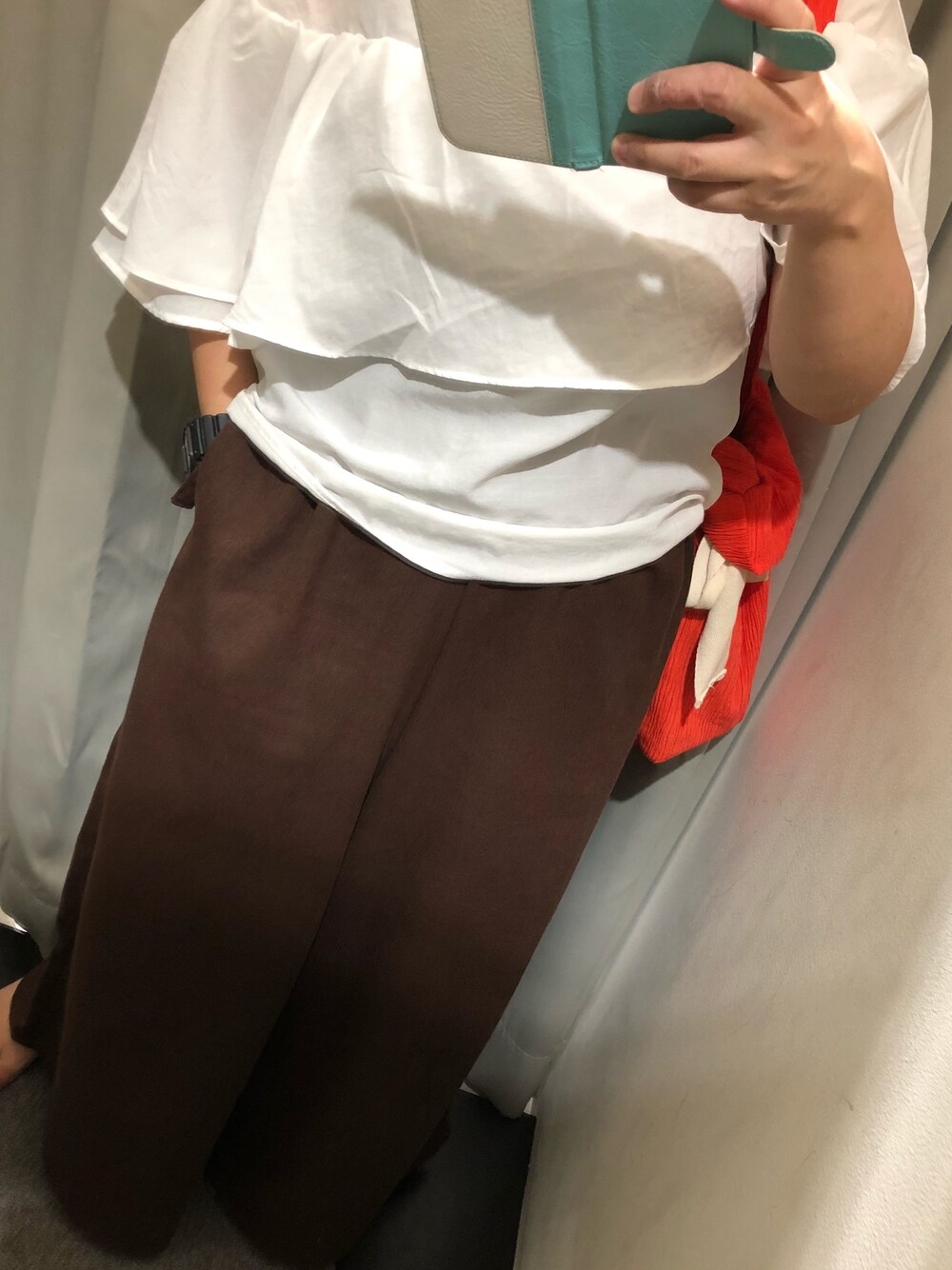 「夏セールで買いました、大人カジュアル、夏、低身長、麻パンツ、白トップス、おしゃれさんと繋がりたい」｜「KBFのギャザーフリルブラウス（シャツ/ブラウス、ホワイト系）」を使った、yUKi⚾️さん（レディース・143cm）の夏コーディネートの1枚目の写真