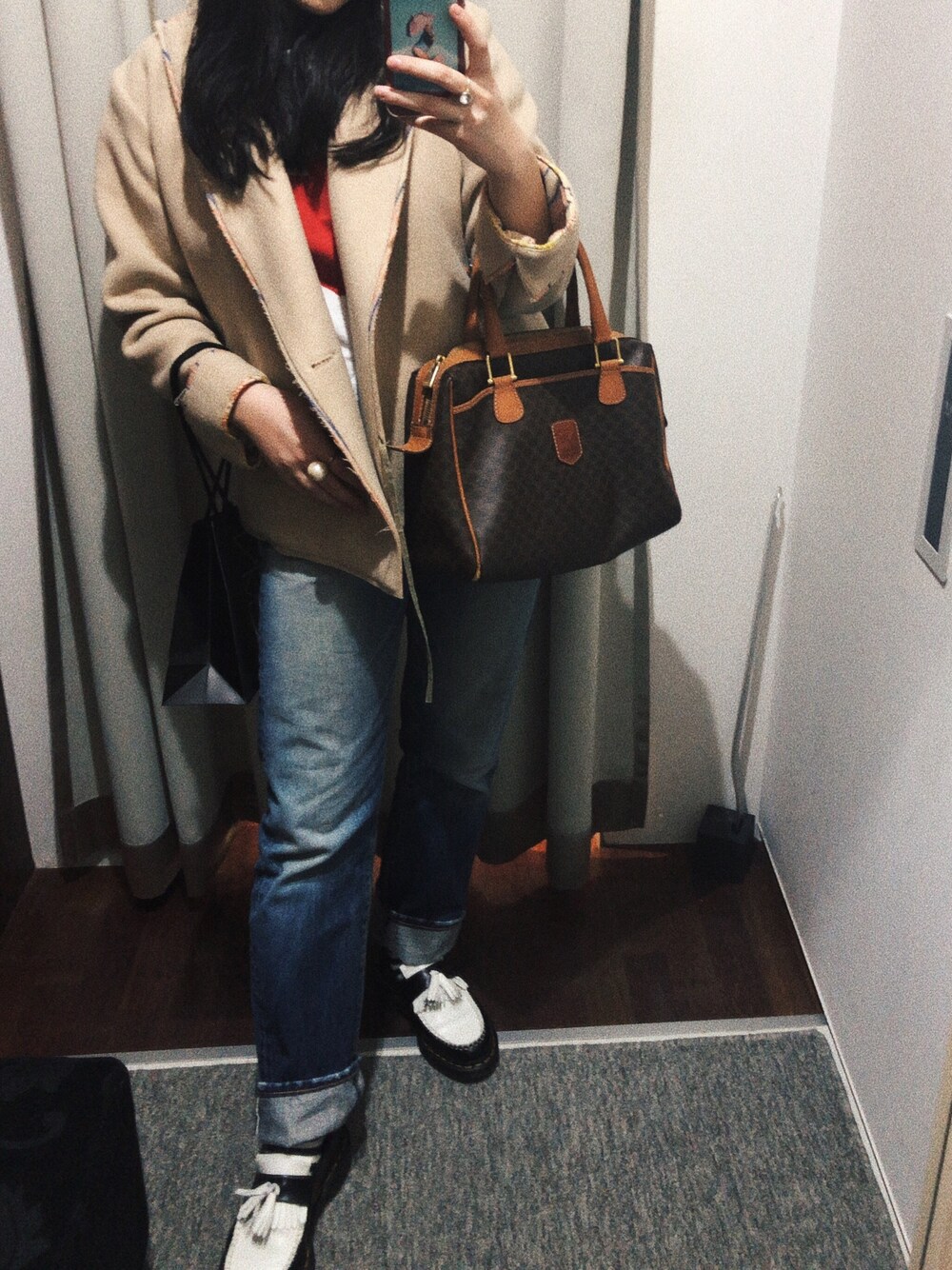 「カジュアル、冬コーデ、ブラウンコーデ、デニム、休日スタイル、秋コーデ、アウター、ラフ」｜「COMME des GARCONSのアイテム（Tシャツ/カットソー、レッド系）」を使った、モ エ さん（レディース・158cm）の冬コーディネートの1枚目の写真