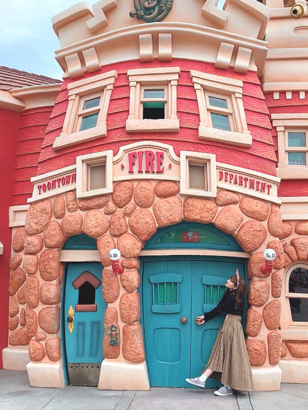 「Disneyland」｜「LOWRYS FARMの１２Ｇリブタートルプルオーバー　806849（ニット/セーター、ブラック系）」を使った、め      いさん（レディース・155cm）の春コーディネートの1枚目の写真