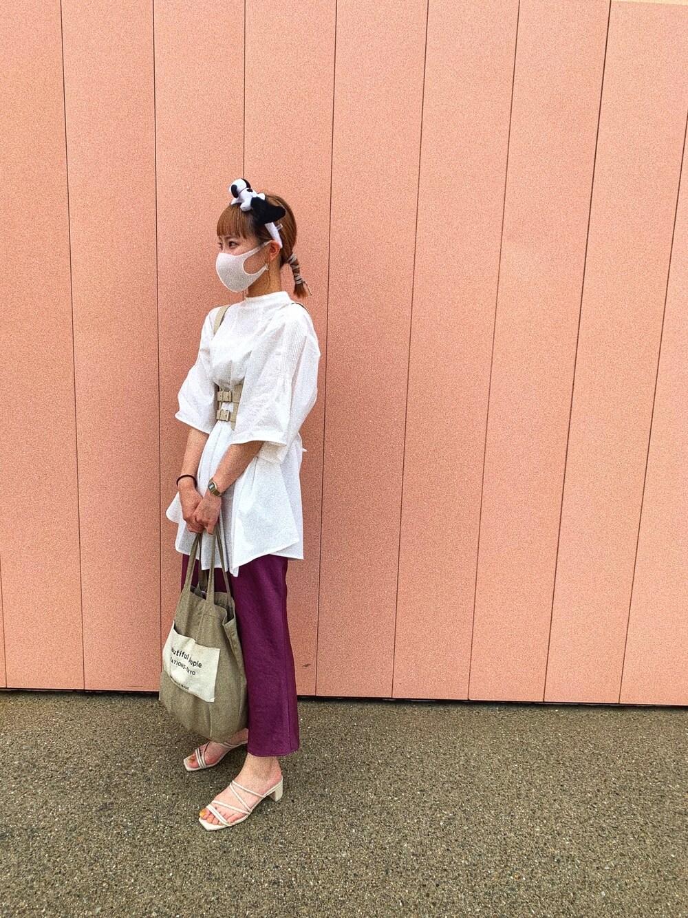 「ユニバ、スカートスタイル、カラースカート、ハイトーンカラー、ユニバーサルスタジオジャパン」｜「WHO'S WHO galleryのスタンドカラーボリュームブラウス（シャツ/ブラウス、ホワイト系）」を使った、め      いさん（レディース・155cm）の秋コーディネートの1枚目の写真