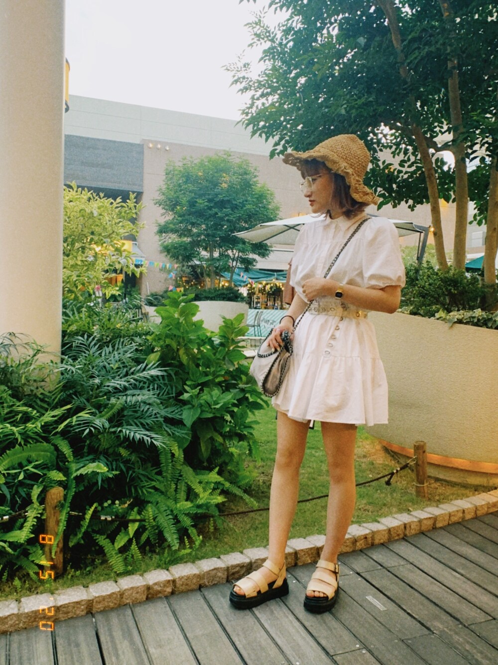 「今頃投稿、夏コーデ、アパレルスタッフ、ZARA、ワンピース、ホワイトコーデ」｜「ZARAのアイテム（ワンピース、ホワイト系）」を使った、め      いさん（レディース・155cm）の秋コーディネートの1枚目の写真