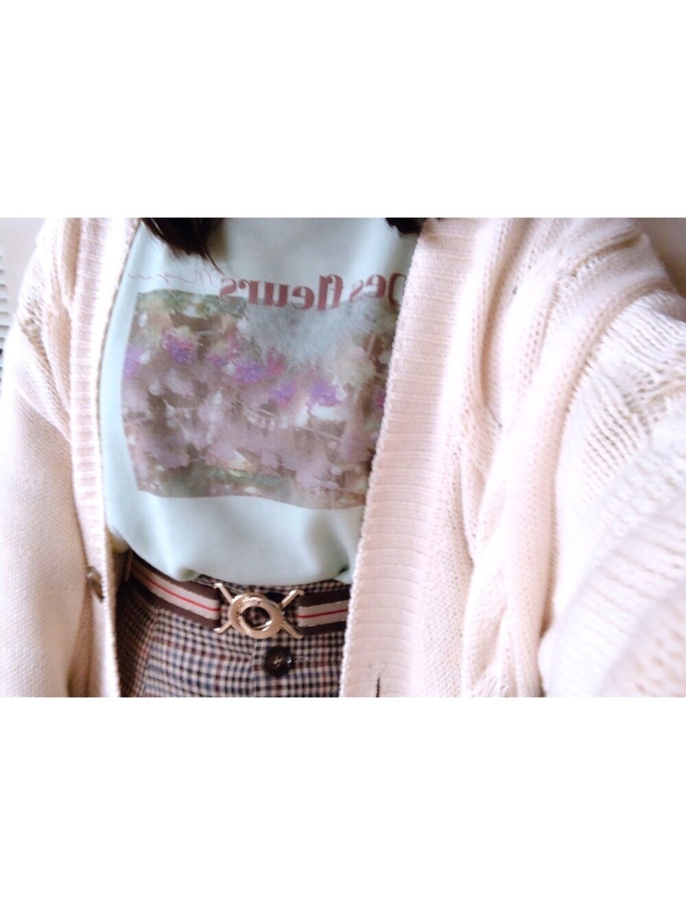 グリーン系のスウェット、ホワイト系のカーディガン/ボレロ、ブラウン系のスカートを着用したレディースの冬コーディネートの1枚目の写真